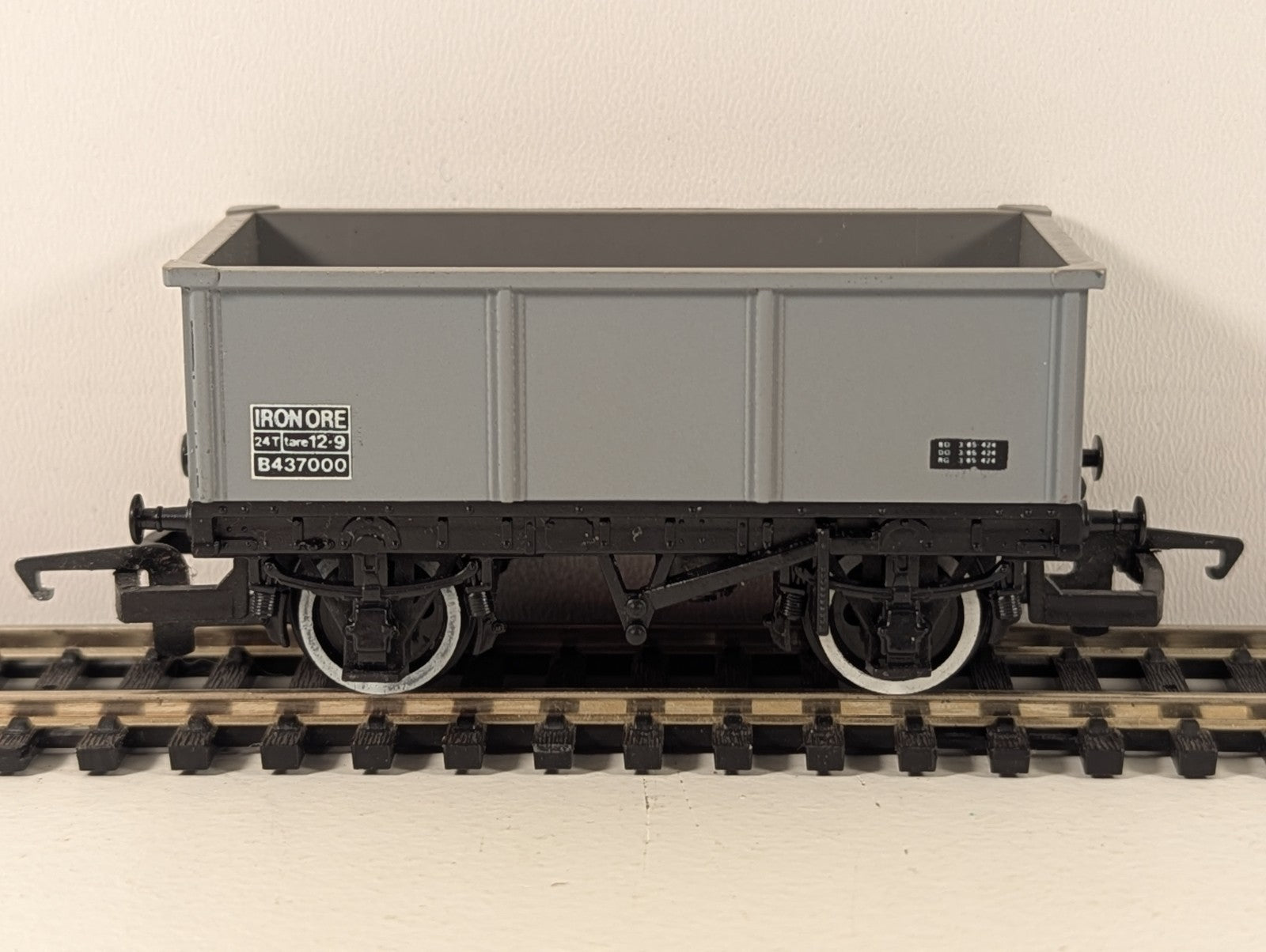 Hornby R081 OO Gauge 24T Iron Ore Tippler Wagon B437000 – BR Grey