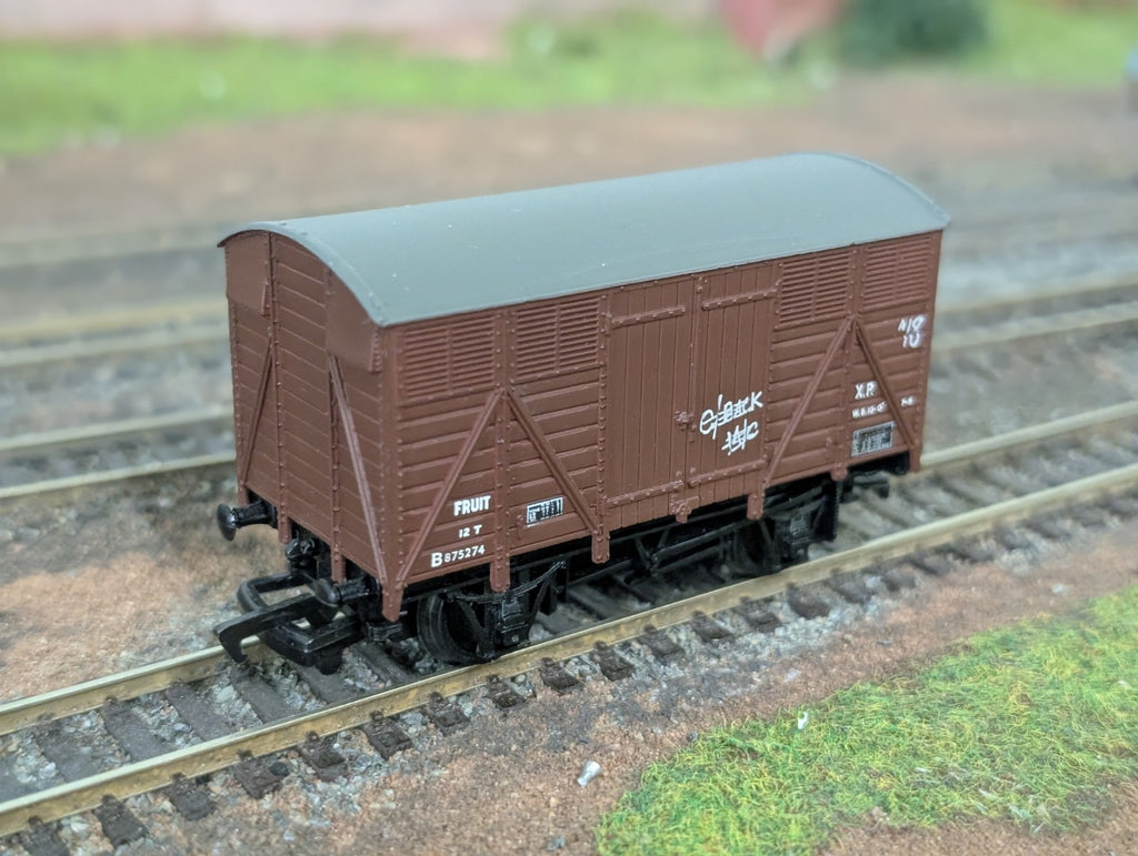 Bachmann 33-200 OO Gauge 12 Ton Fruit Van B875274 in BR Brown Livery - boxed