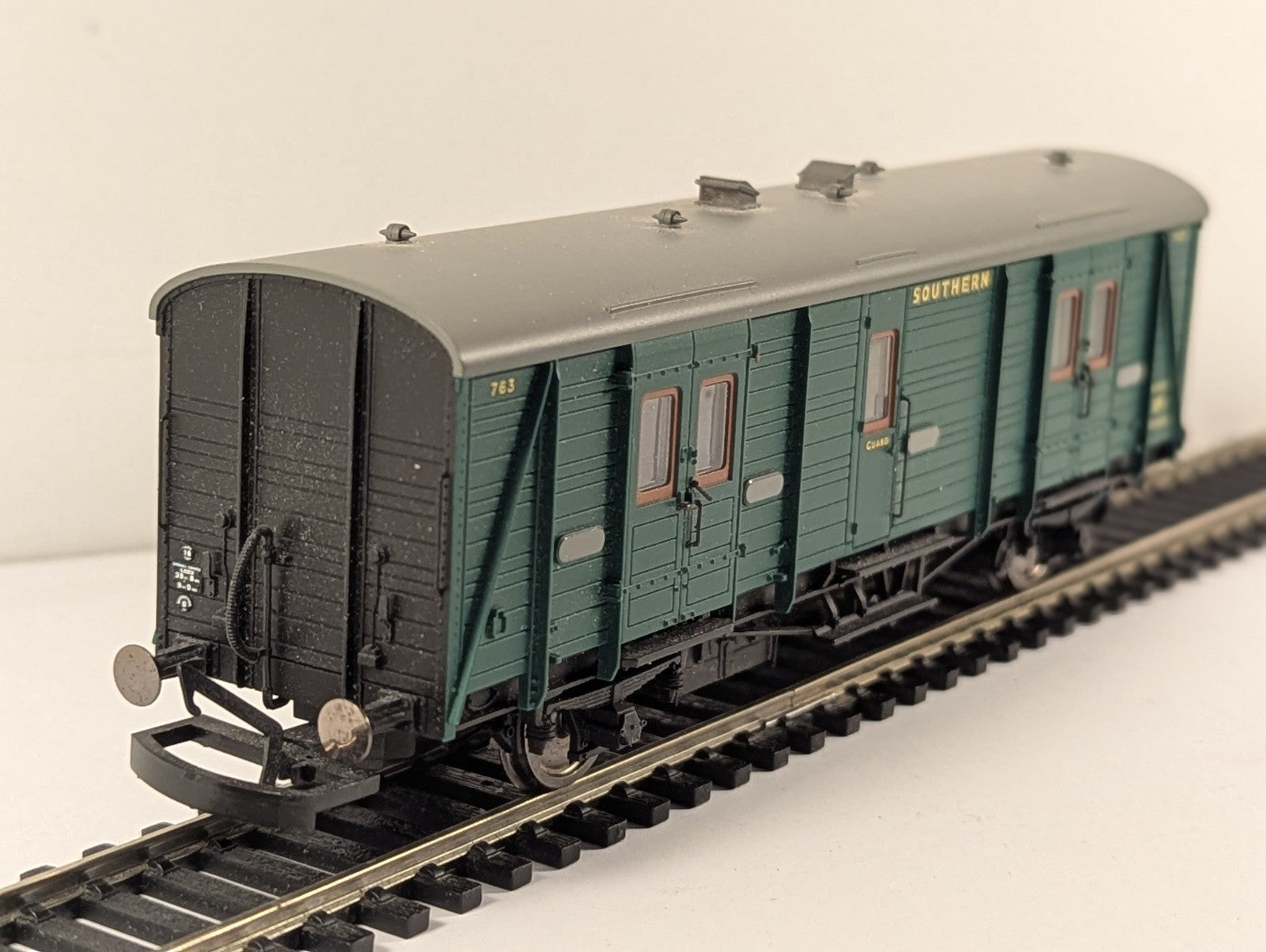 Hornby OO Gauge SR 4-Wheel BY Utility Van Passenger Coach 763