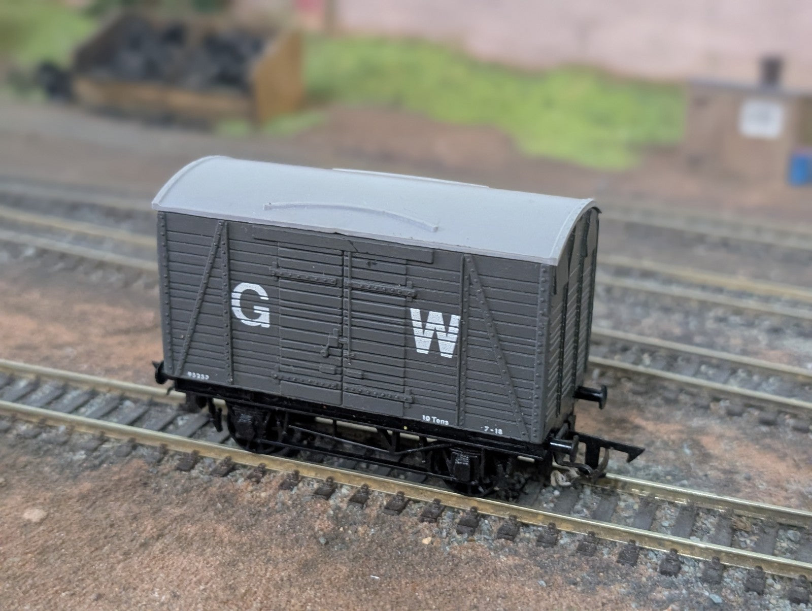 Graham Farish 12304Farish Single Vent Van in GWR Grey
