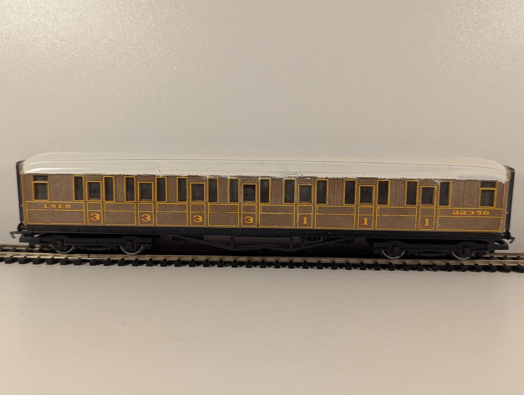 Hornby OO Gauge LNER Teak Composite Coach No. 22356 – Repainted Roof