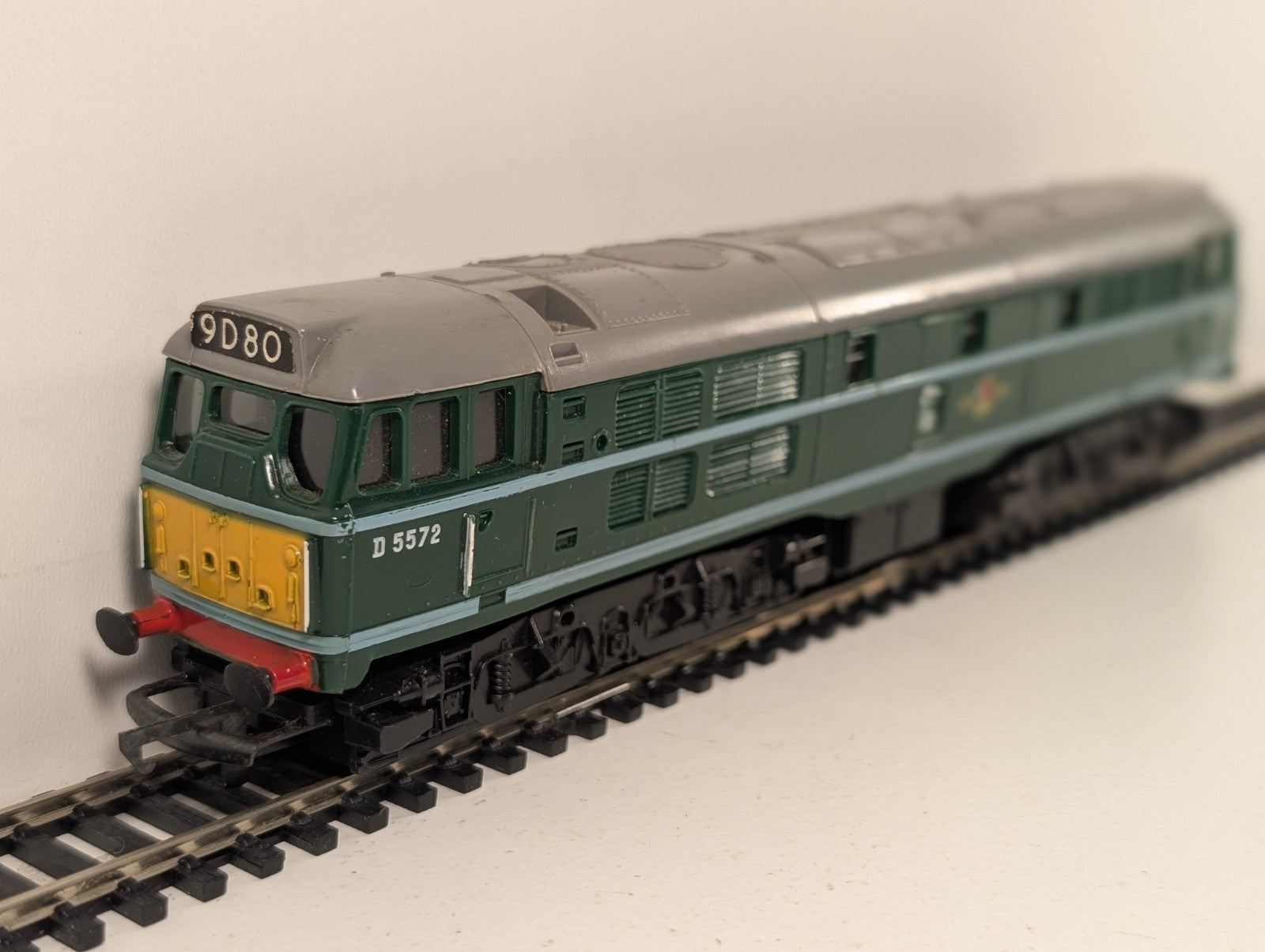 Tri-ang Hornby OO Gauge Class 31 Diesel Locomotive D5572 BR Green