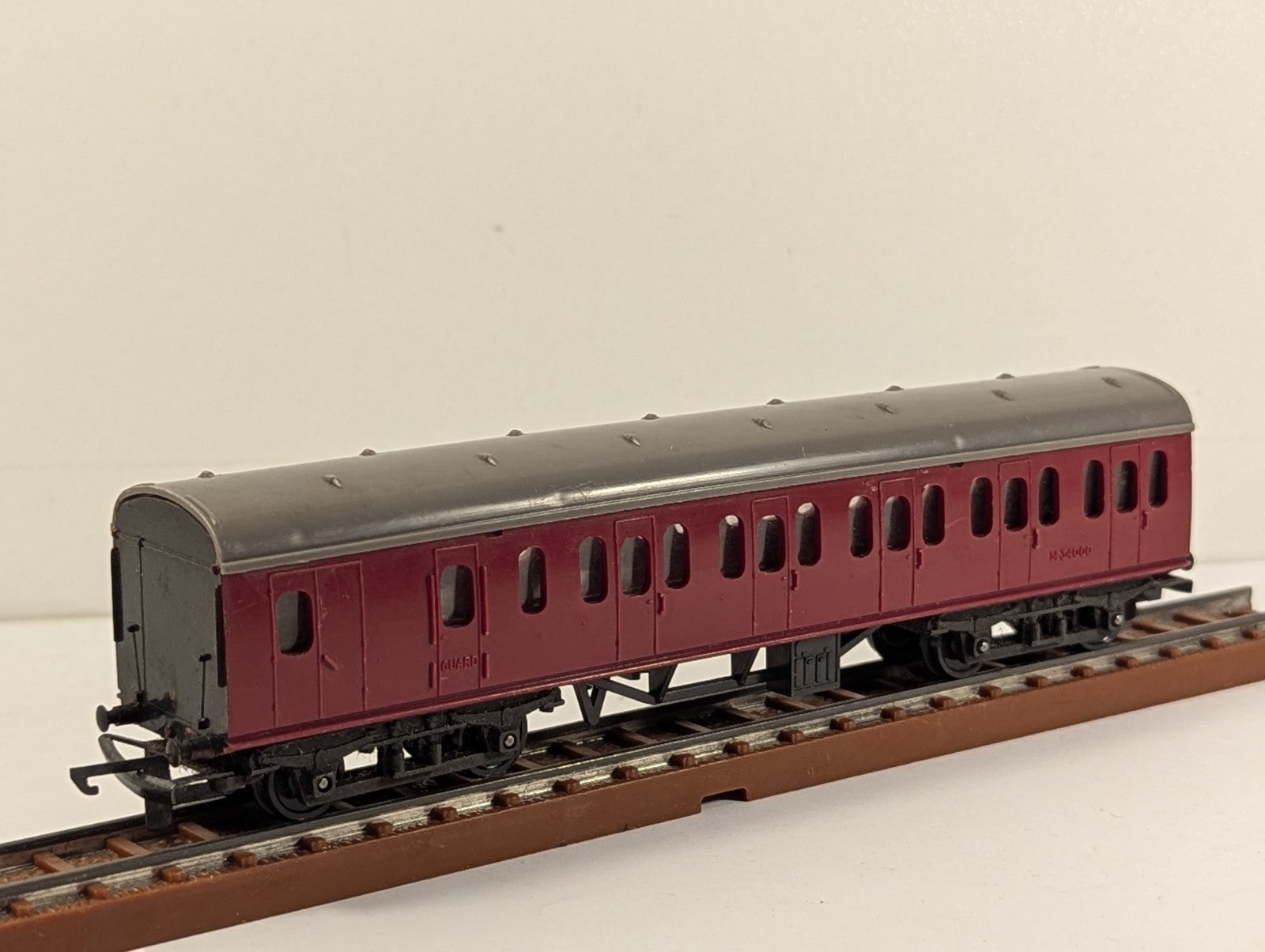 Tri-ang TT Gauge Suburban Composite Coach Passenger Coach M41006 BR Maroon
