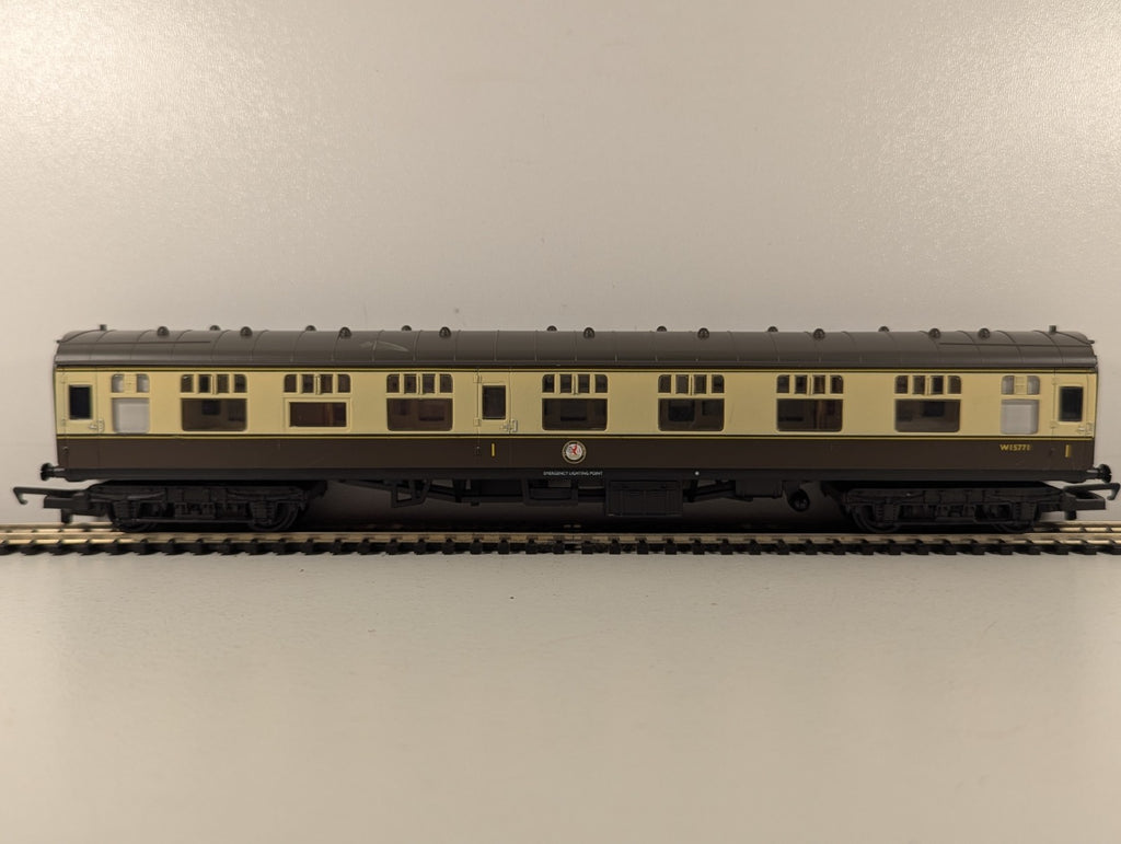 Hornby OO Gauge BR Western Region Mk1 Composite Corridor Coach