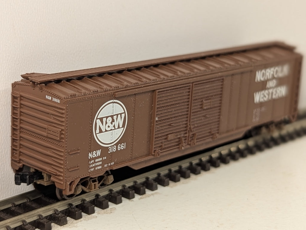 Atlas N Gauge Norfolk & Western Boxcar Brown