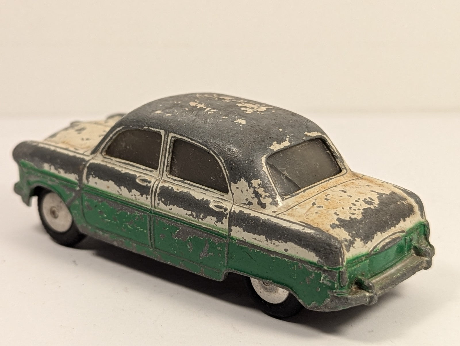 Corgi Toys Ford Zephyr Saloon 1:43 Scale