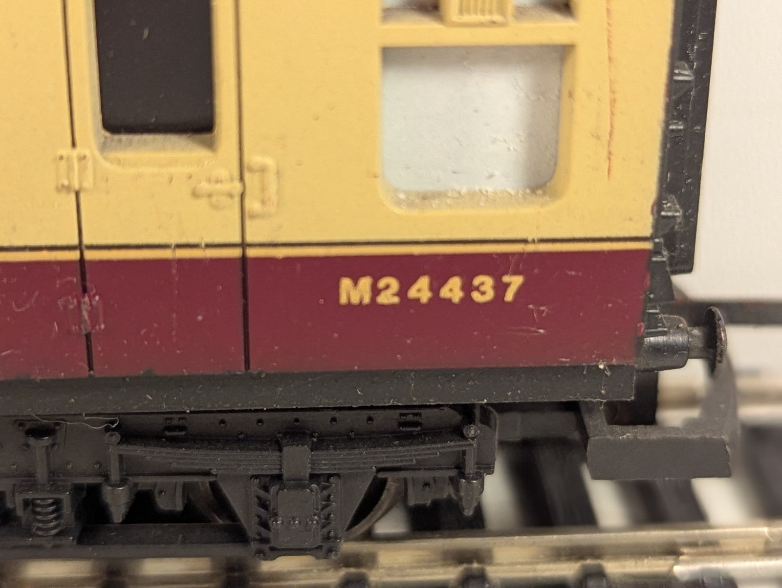 Lima OO Gauge LMS Stanier Corridor Composite Coach Passenger Coach