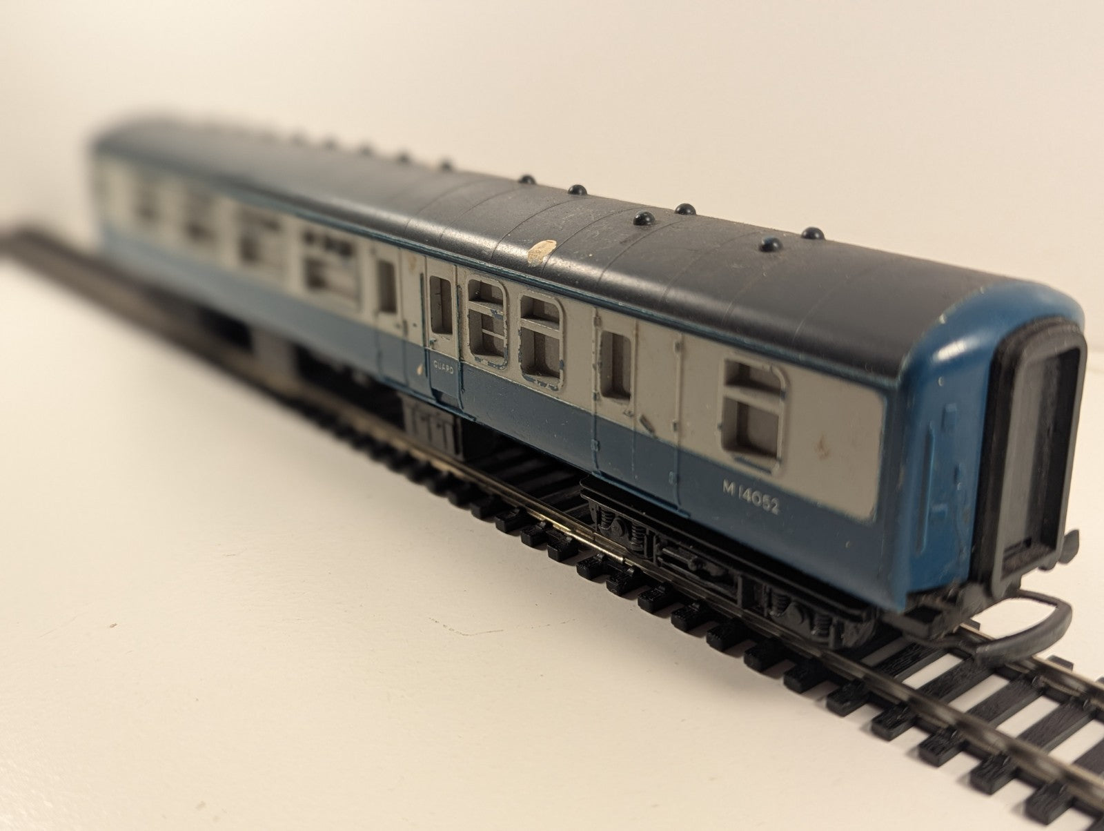 Hornby BR InterCity Mk1 Brake/Corridor Coach M14052 – Needs Deep Clean
