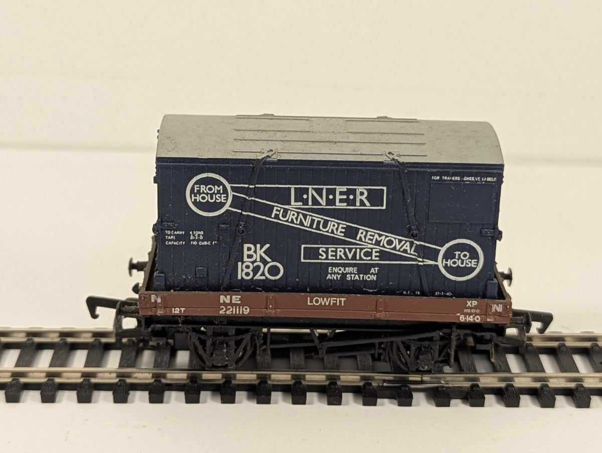 Mainline OO Gauge LNER Lowfit Wagon with LNER Furniture Removal Container