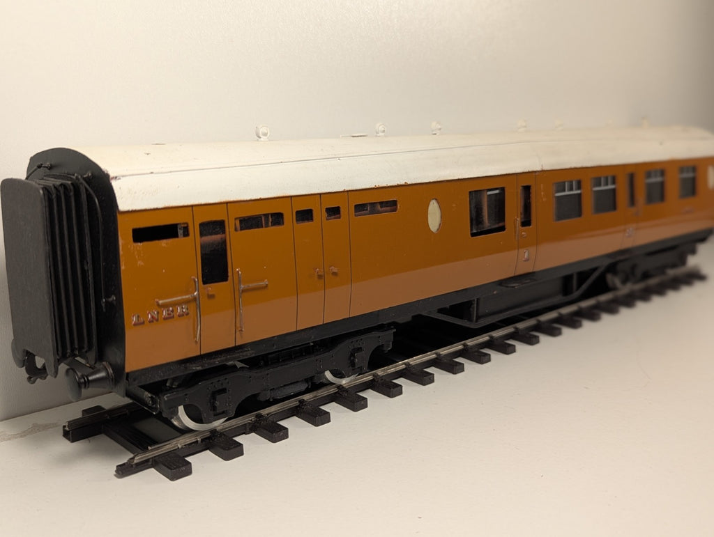 Kitbuilt (Metal) O Gauge LNER Thompson Teak Brake Coach – Damage