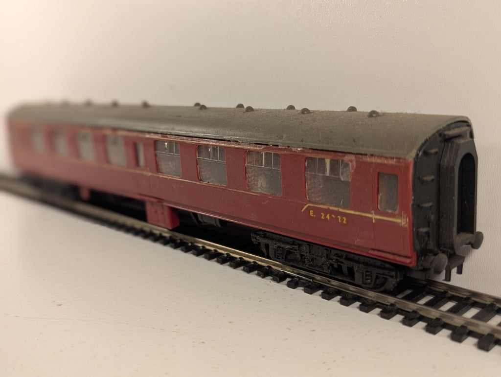 Kitmaster BR Mk1 Maroon Coach Kit Built OO Gauge - Damaged & Missing Coupling