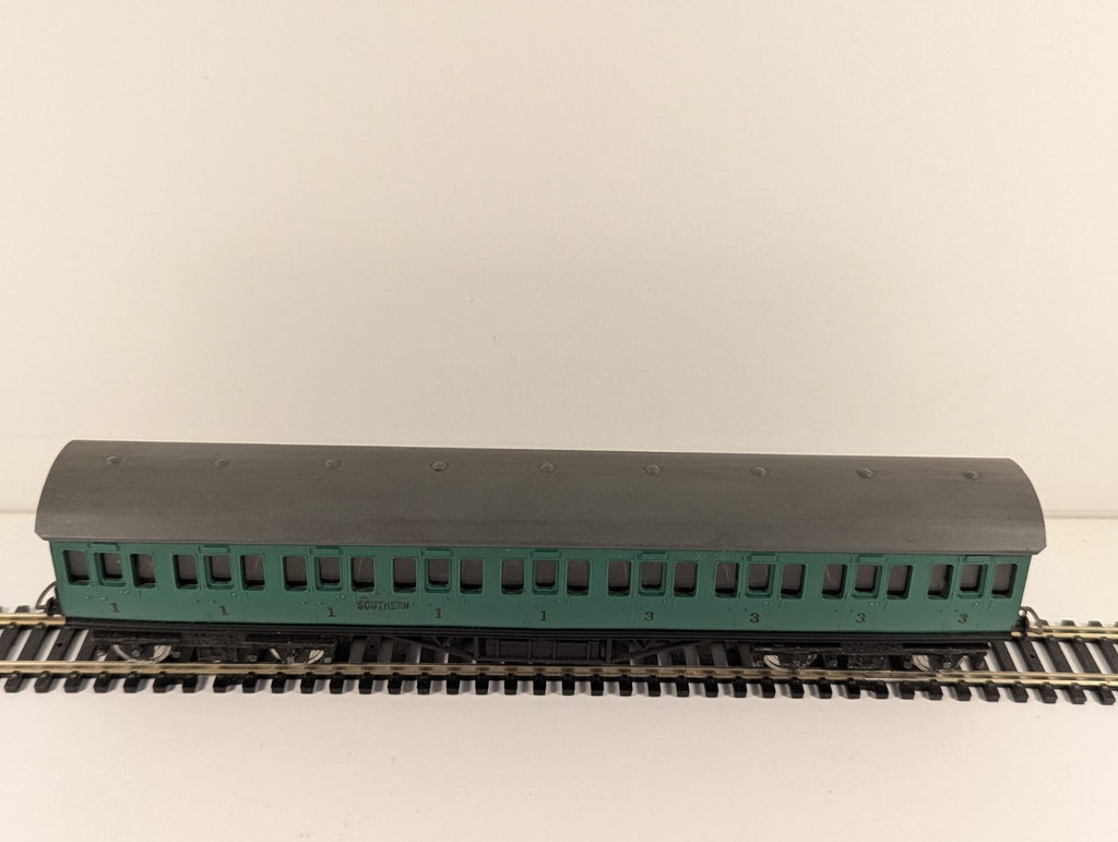 Graham Farish OO Gauge Southern Railway Green Third Class Coach Boxed