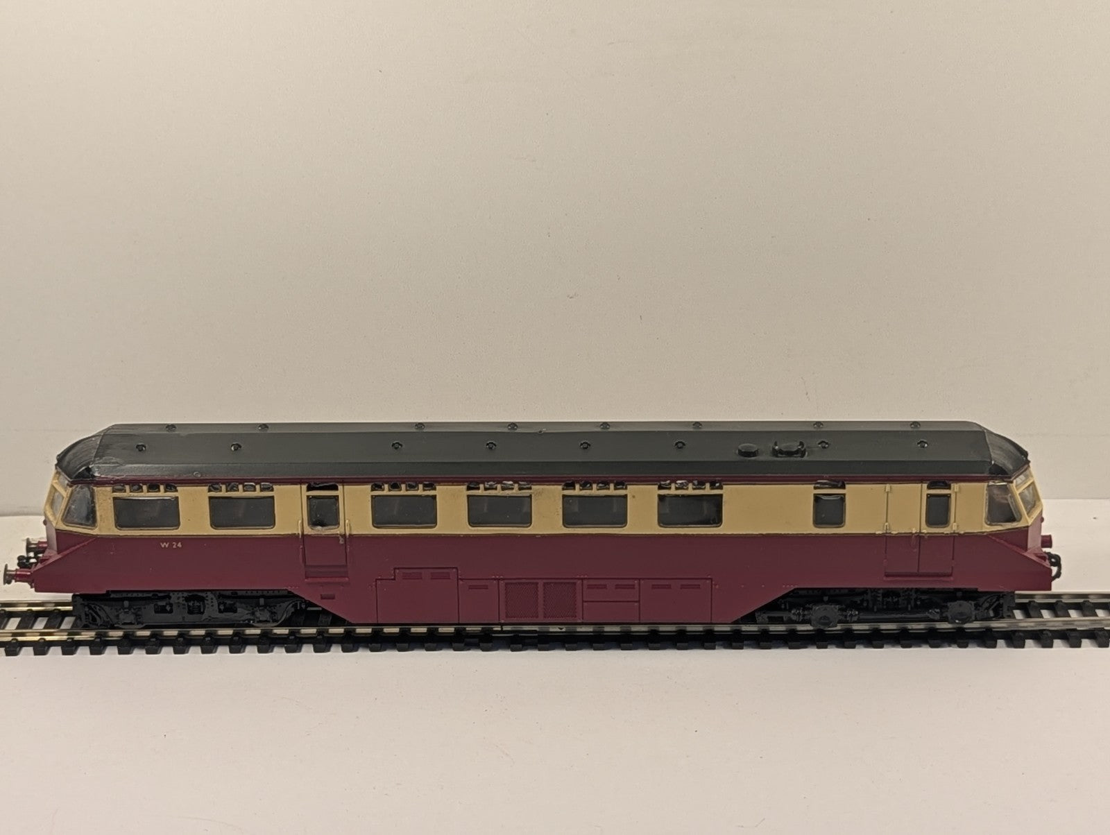 Lima L205133 OO Gauge GWR Railcar W22 in BR Crimson & Cream - Missing Buffers