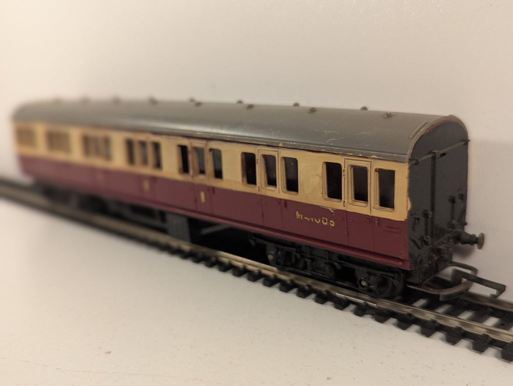 Tri-ang OO Gauge BR Suburban Corridor Coach - Missing Buffer & Coupler