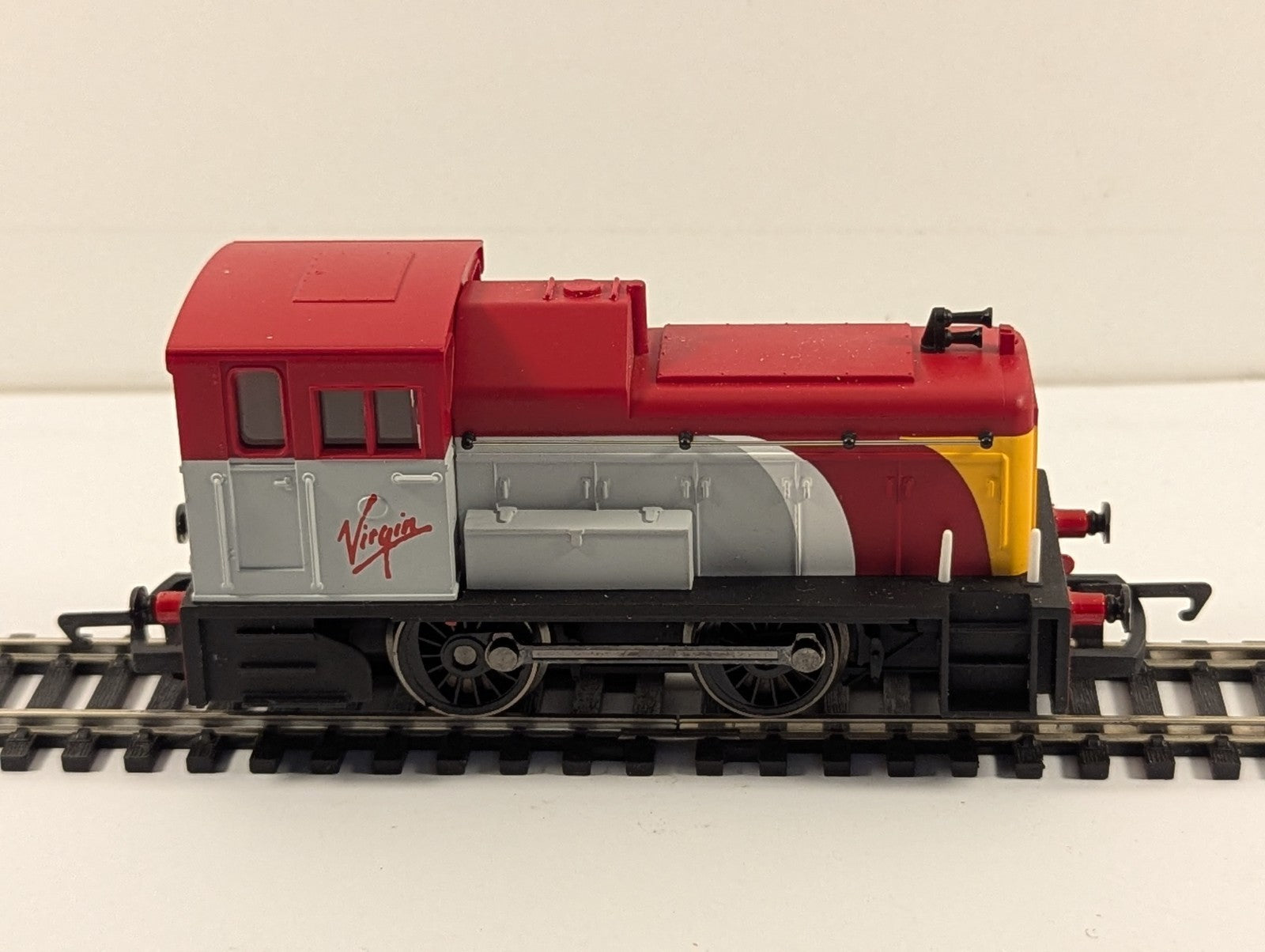 Hornby OO Gauge Class 06 Mechanical Shunter Diesel Locomotive Virgin
