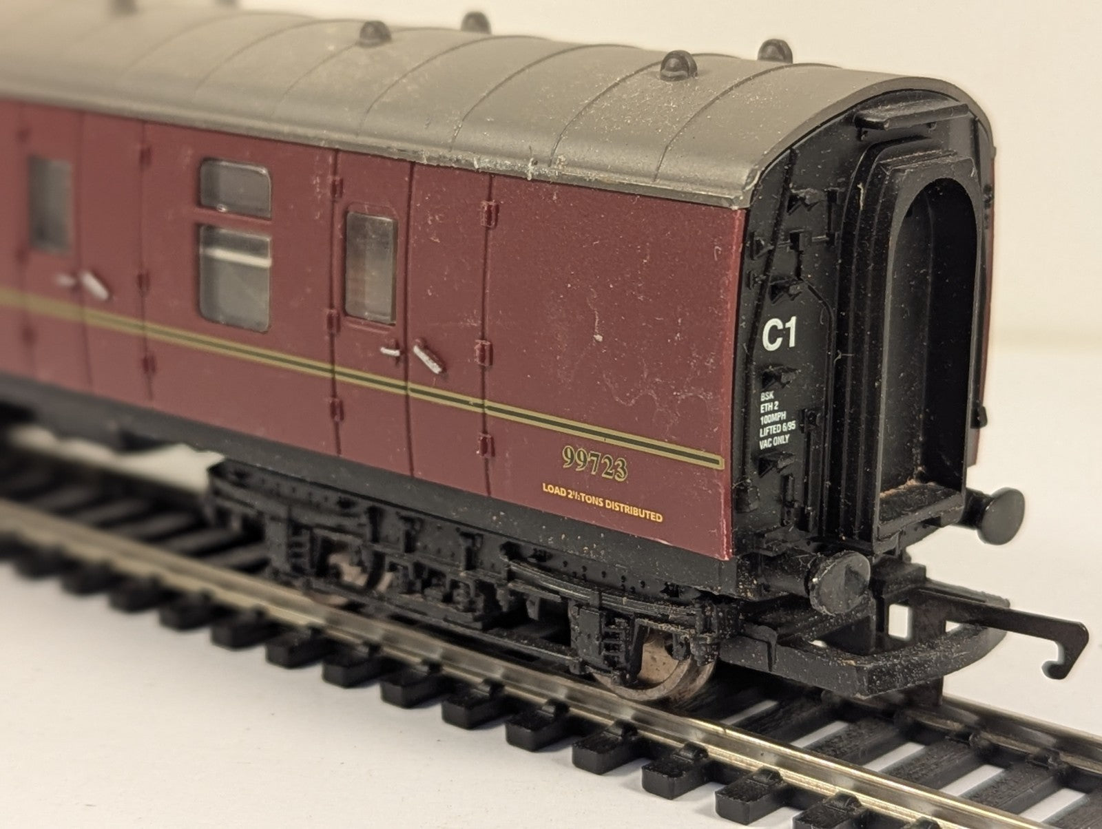 Hornby OO Gauge R4935 Hogwarts Railways Mk1 BSK 99723 (Needs a Clean)