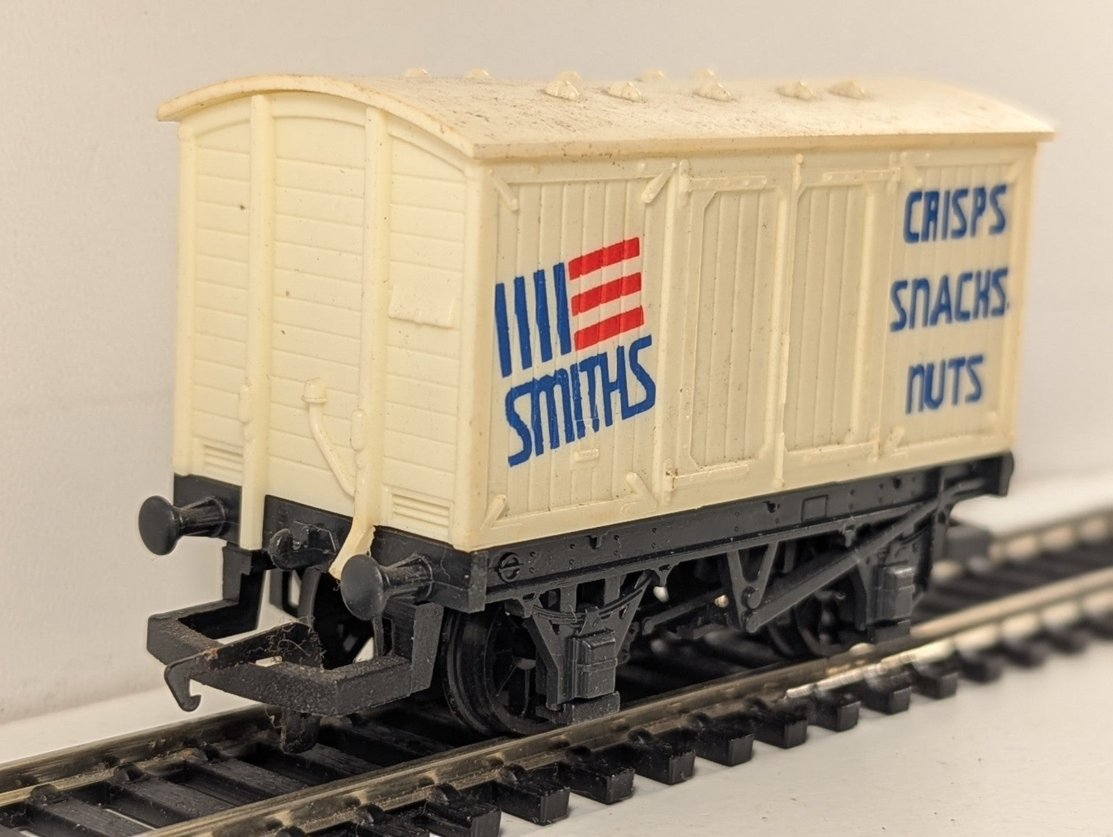 Hornby OO Gauge Smiths Crisps Ventilated Van Goods Wagon R013