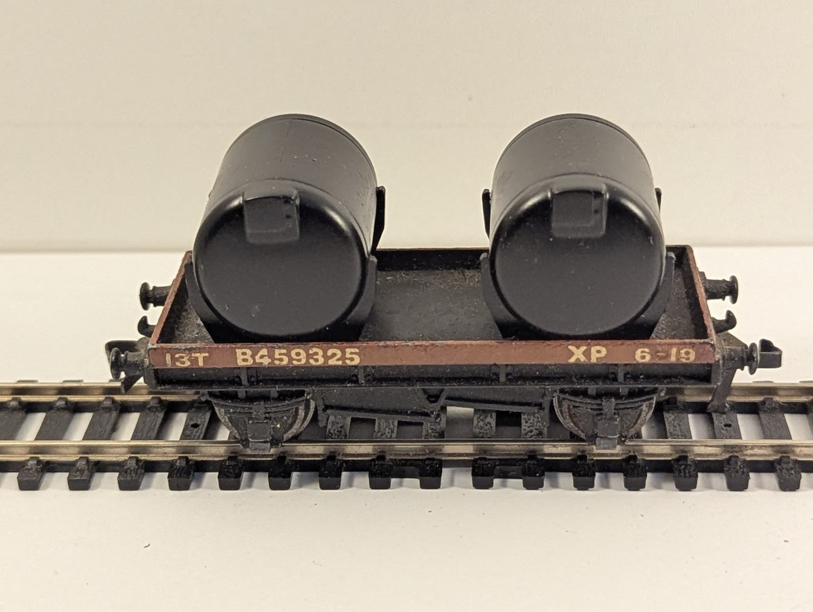 Tri-ang OO Gauge R125 BR Bauxite 1-Plank Wagon with Two Tanks B4593