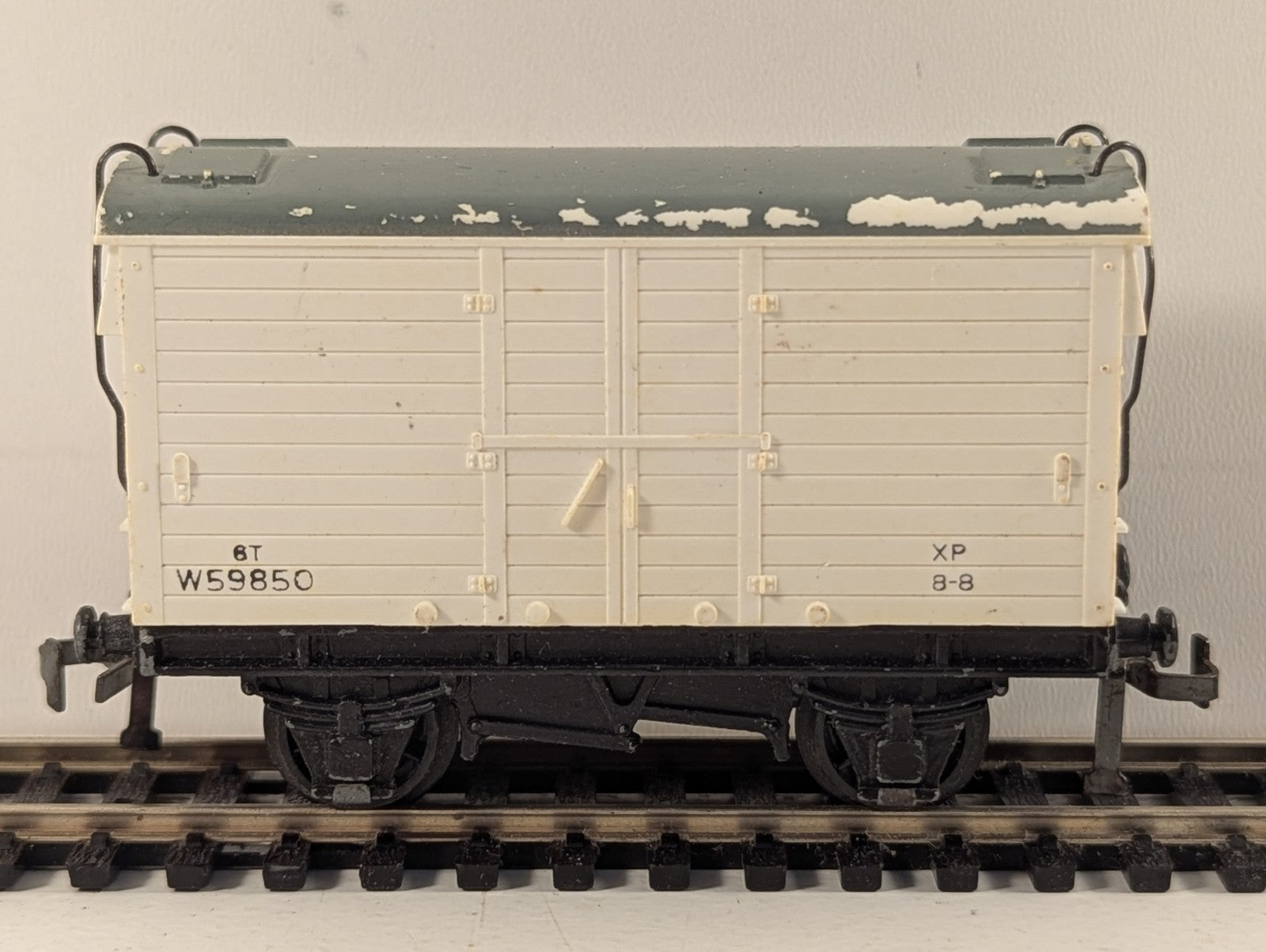 Hornby Dublo 4320 Mica B 6 Ton Refrigerator Van OO Gauge - Chipped Paint