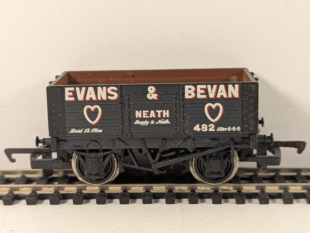 SKU: GR5618  Hornby OO Gauge Evans & Bevan 7-Plank Wagon Goods Wagon 482 R6057