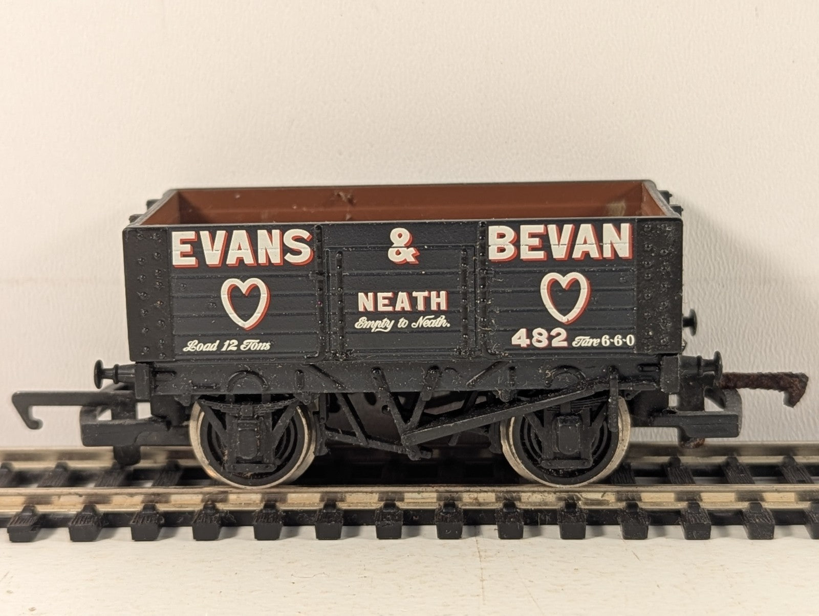 SKU: GR5618  Hornby OO Gauge Evans & Bevan 7-Plank Wagon Goods Wagon 482 R6057
