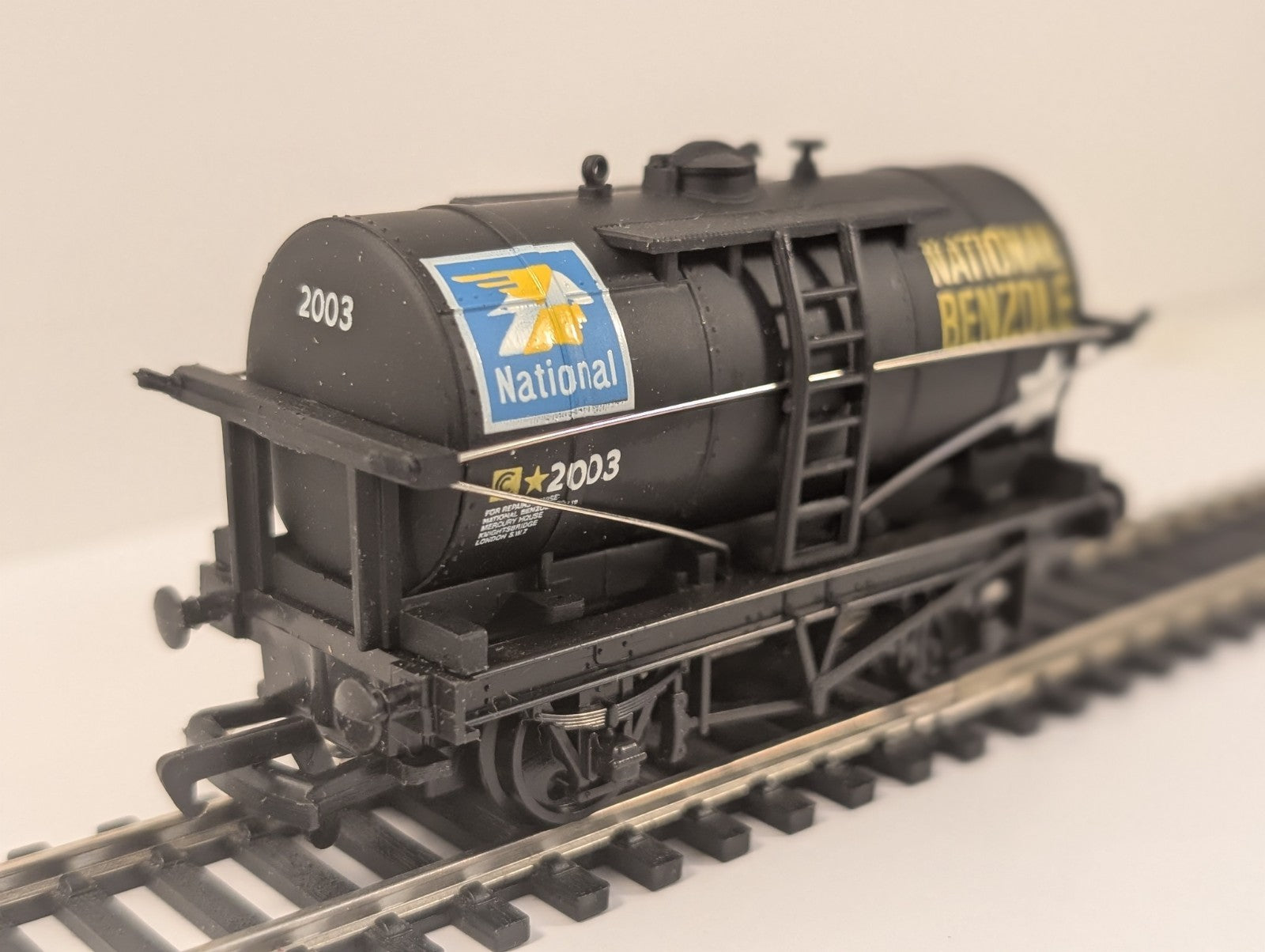Mainline 37-146 OO Gauge National Benzole Tank Wagon 2134 Black