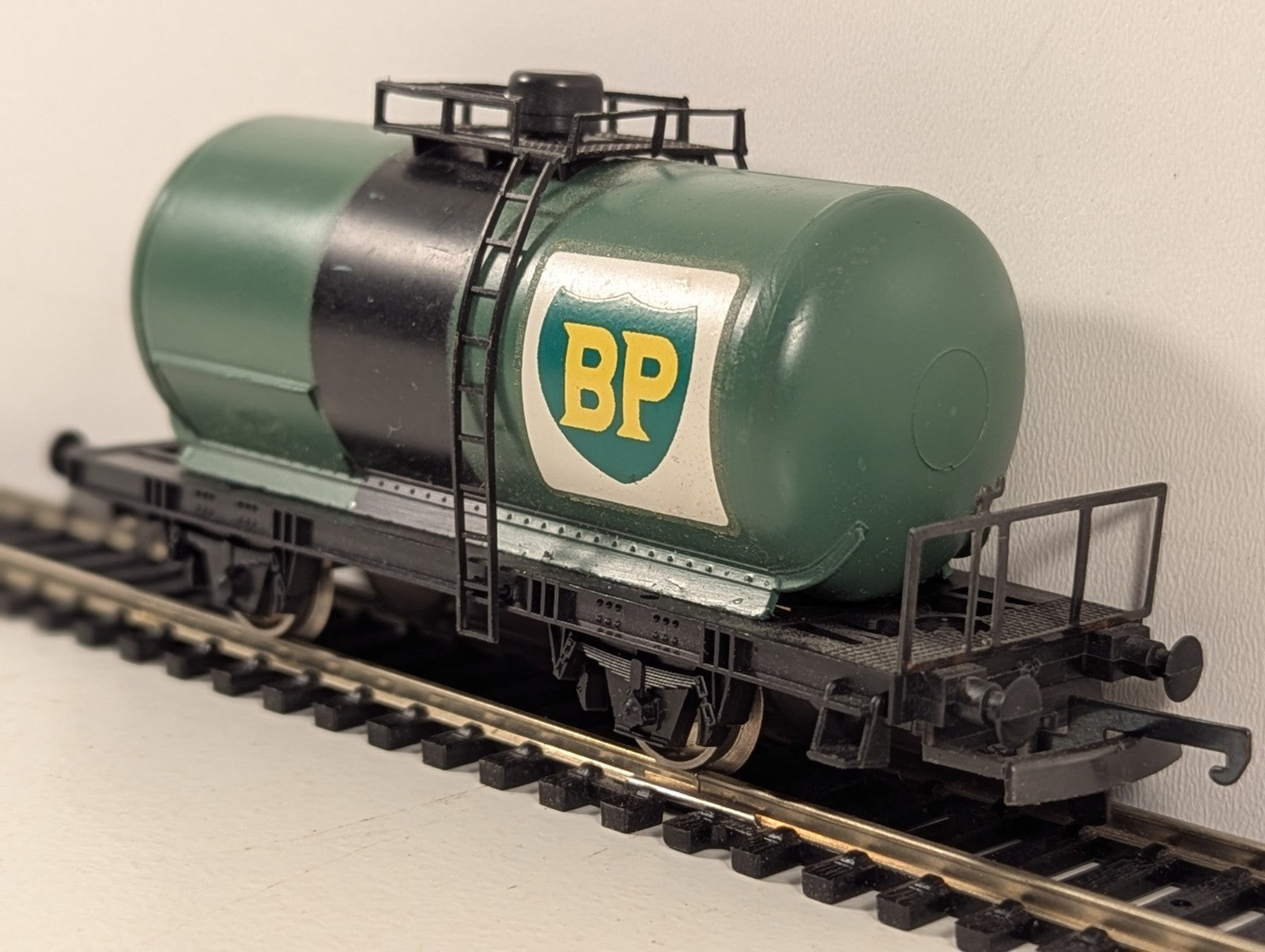 Lima HO Gauge Green BP Tank Wagon