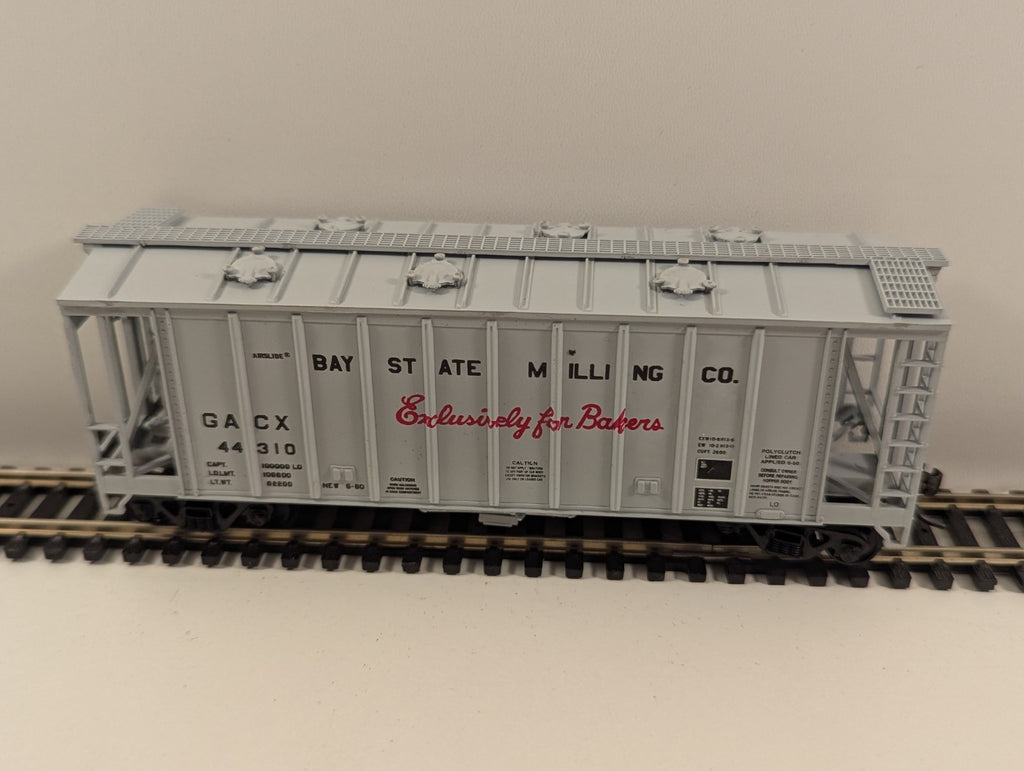 Walthers 932-4618 Bay State Milling Inc. 39' Single-Bay Airslide Hopper HO Gauge
