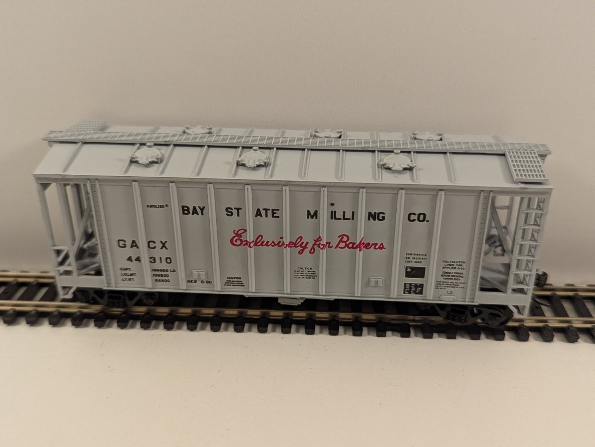 Walthers 932-4618 Bay State Milling Inc. 39' Single-Bay Airslide Hopper HO Gauge