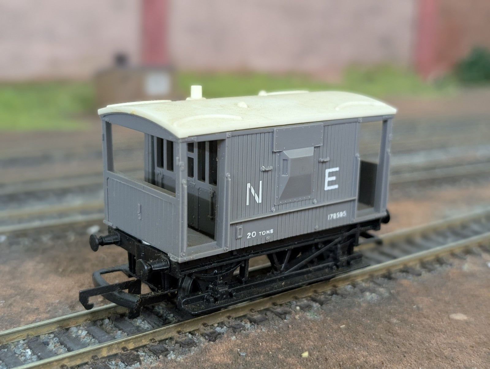 Hornby OO Gauge R16 N. E. 20T Brake Van Wagon. 178595
