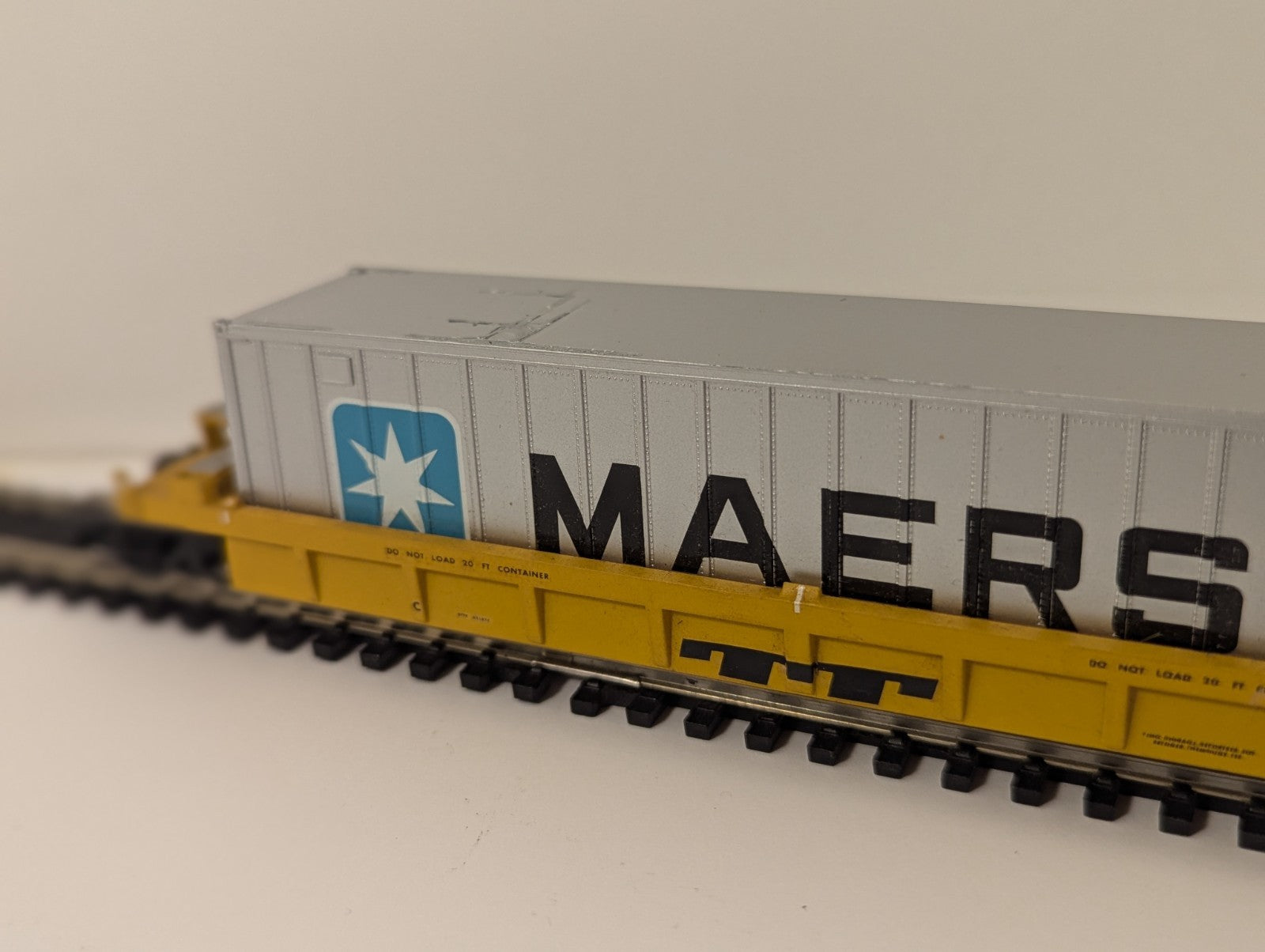 Athearn TTX Deep Well Wagons with Containers