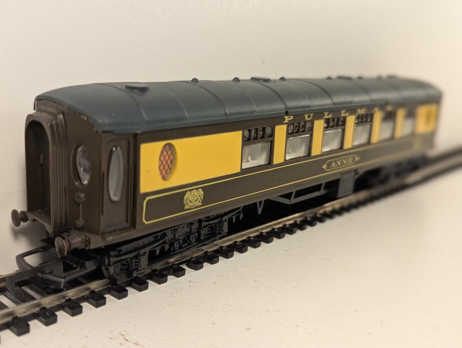 Tri-ang OO Gauge Pullman Coach "Anne"