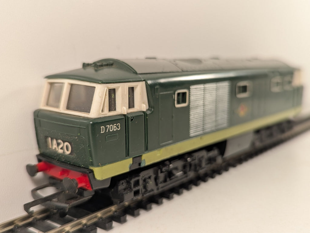 Tri-ang Hornby OO Gauge Class 35 Hymek Locomotive D7063 BR Green R758