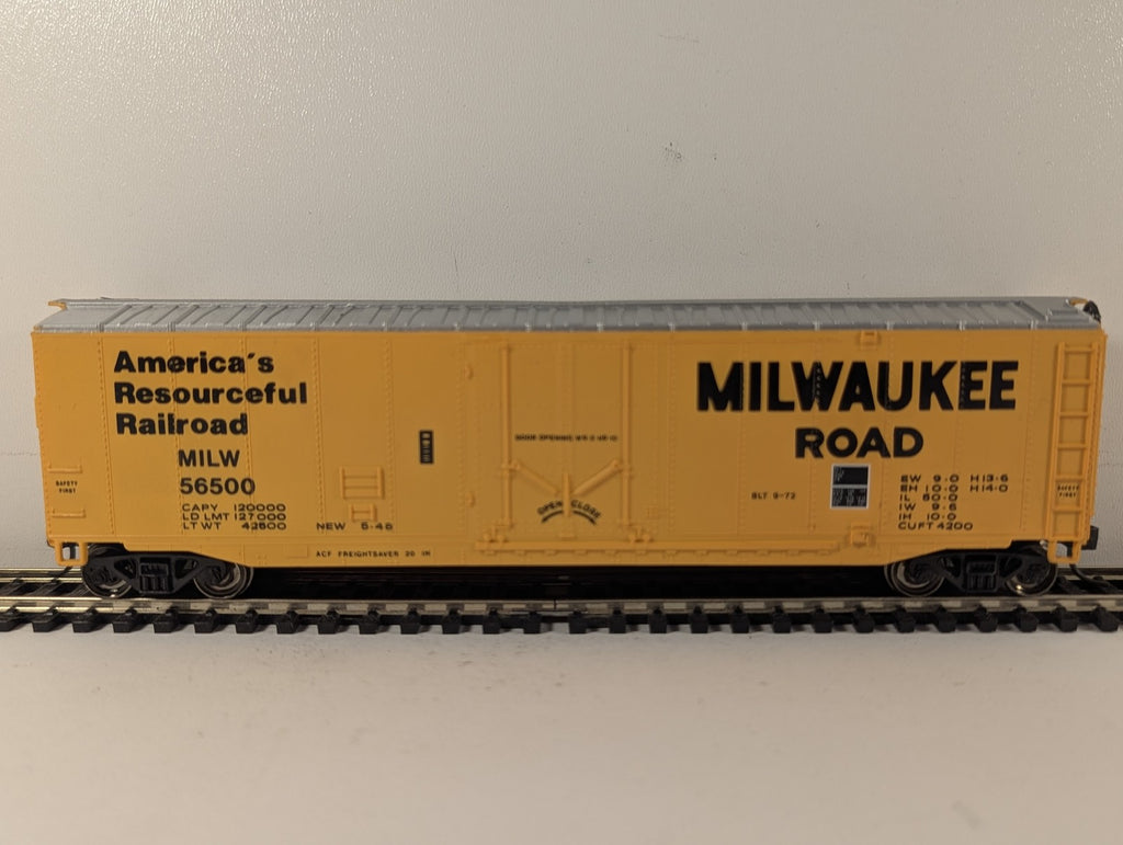HO Gauge 50ft Box Car Milwaukee Road 56500 Milwaukee Road Yellow