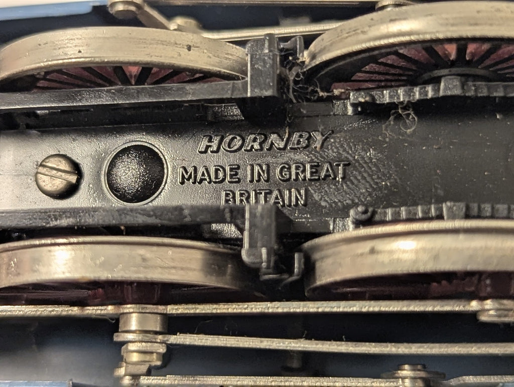 Hornby OO Gauge Class A4 'Seagull' Steam Locomotive 4902 LNER Garter Blue R372