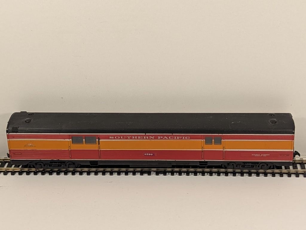 Con-Cor Southern Pacific Daylight Baggage Car 6599 HO Gauge