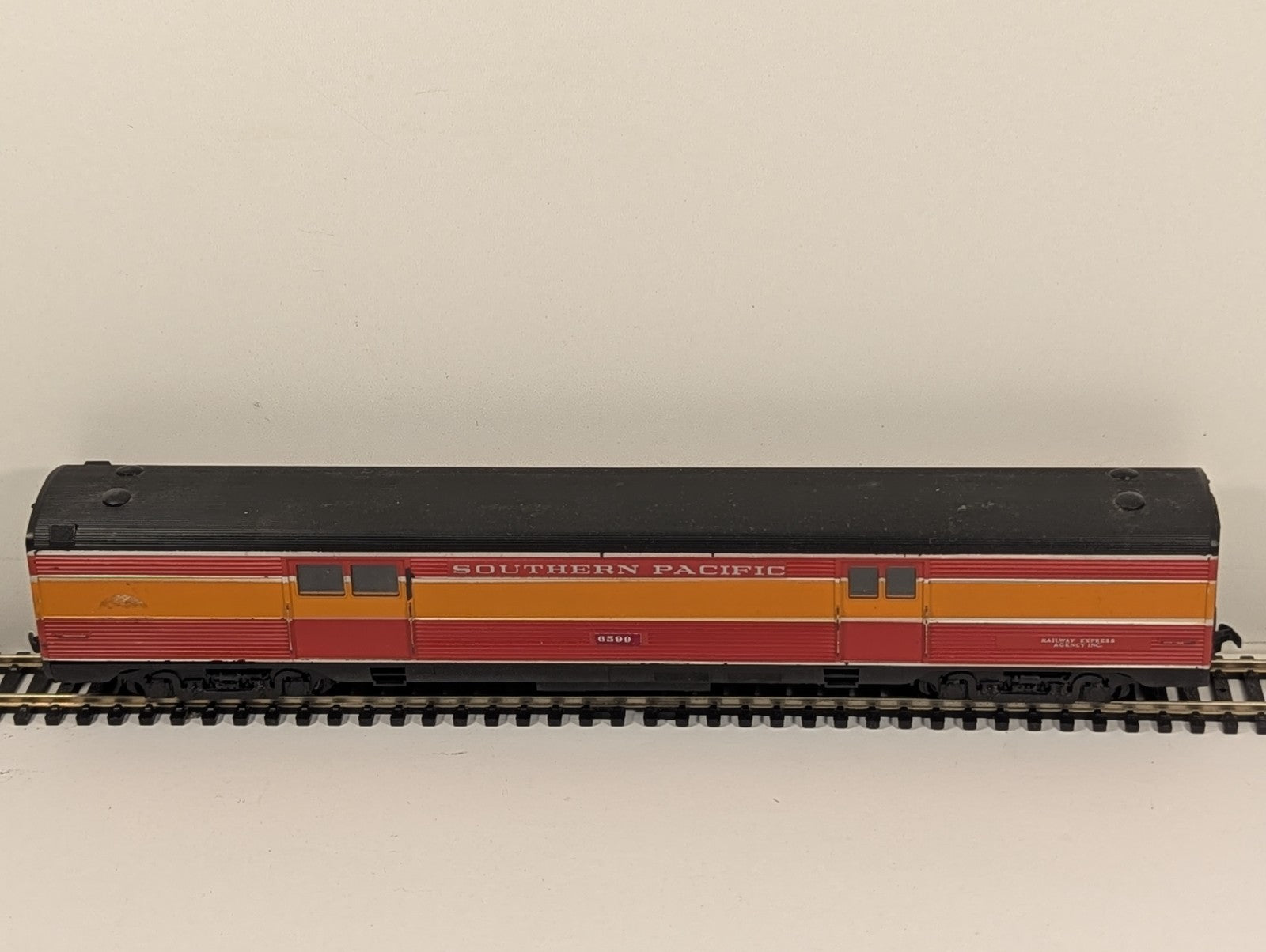 Con-Cor Southern Pacific Daylight Baggage Car 6599 HO Gauge