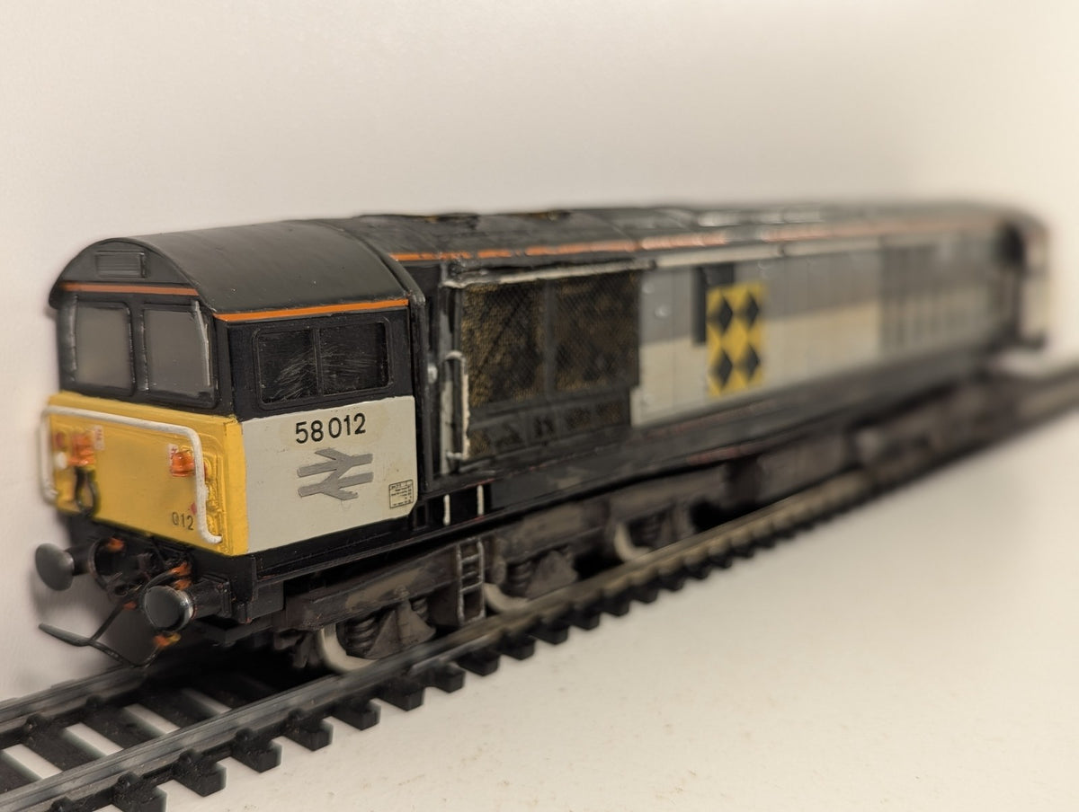 Hornby OO Gauge Class 58 Diesel Locomotive 58012 BR Railfreight Coal R396