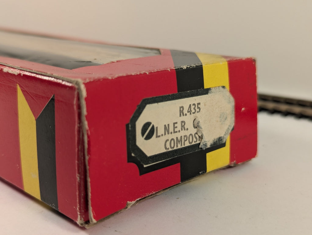 Hornby R435 OO Gauge LNER Corridor Brake Coach Boxed