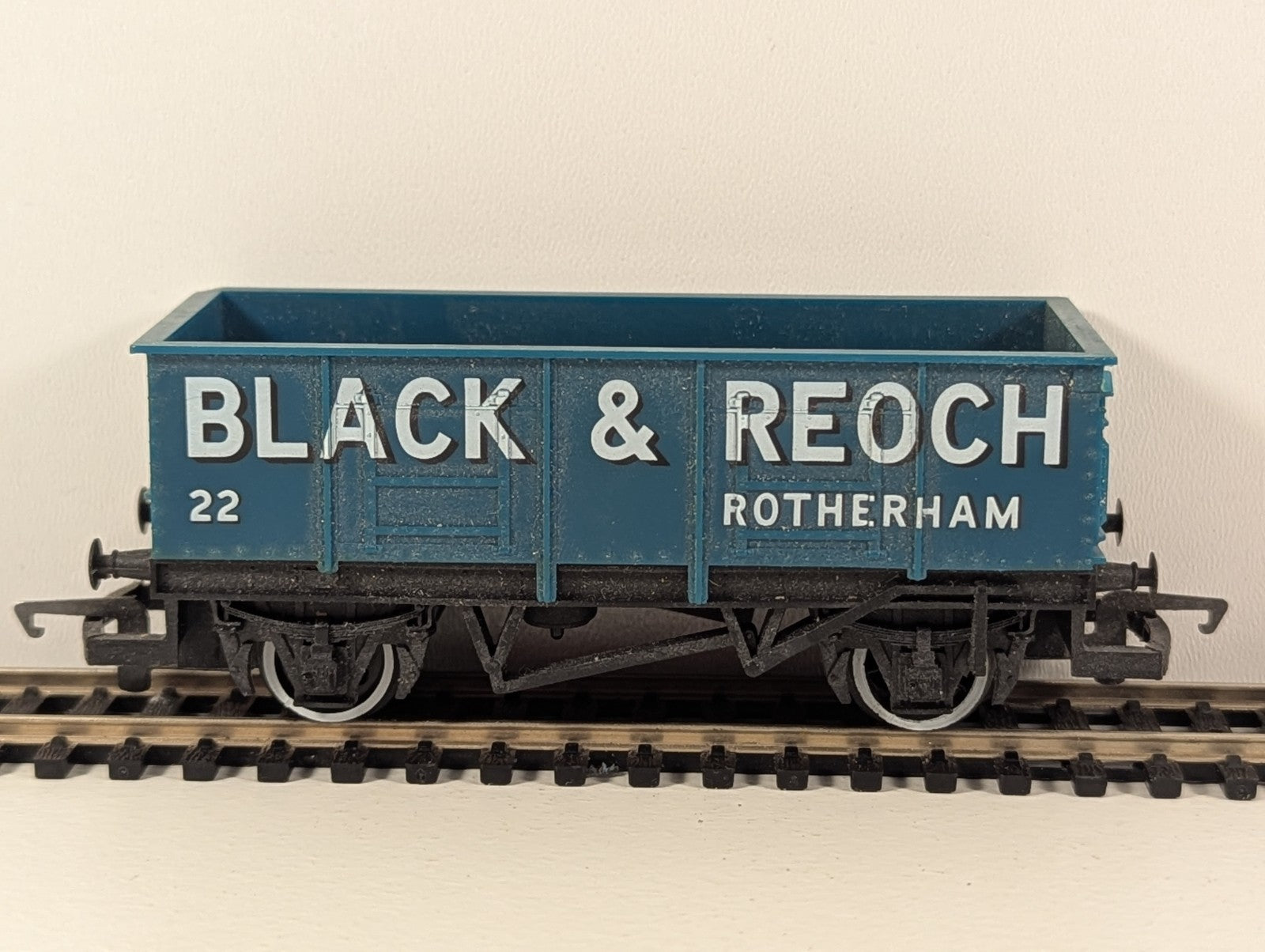 Hornby R021 OO Gauge Black & Reoch Open Mineral Wagon