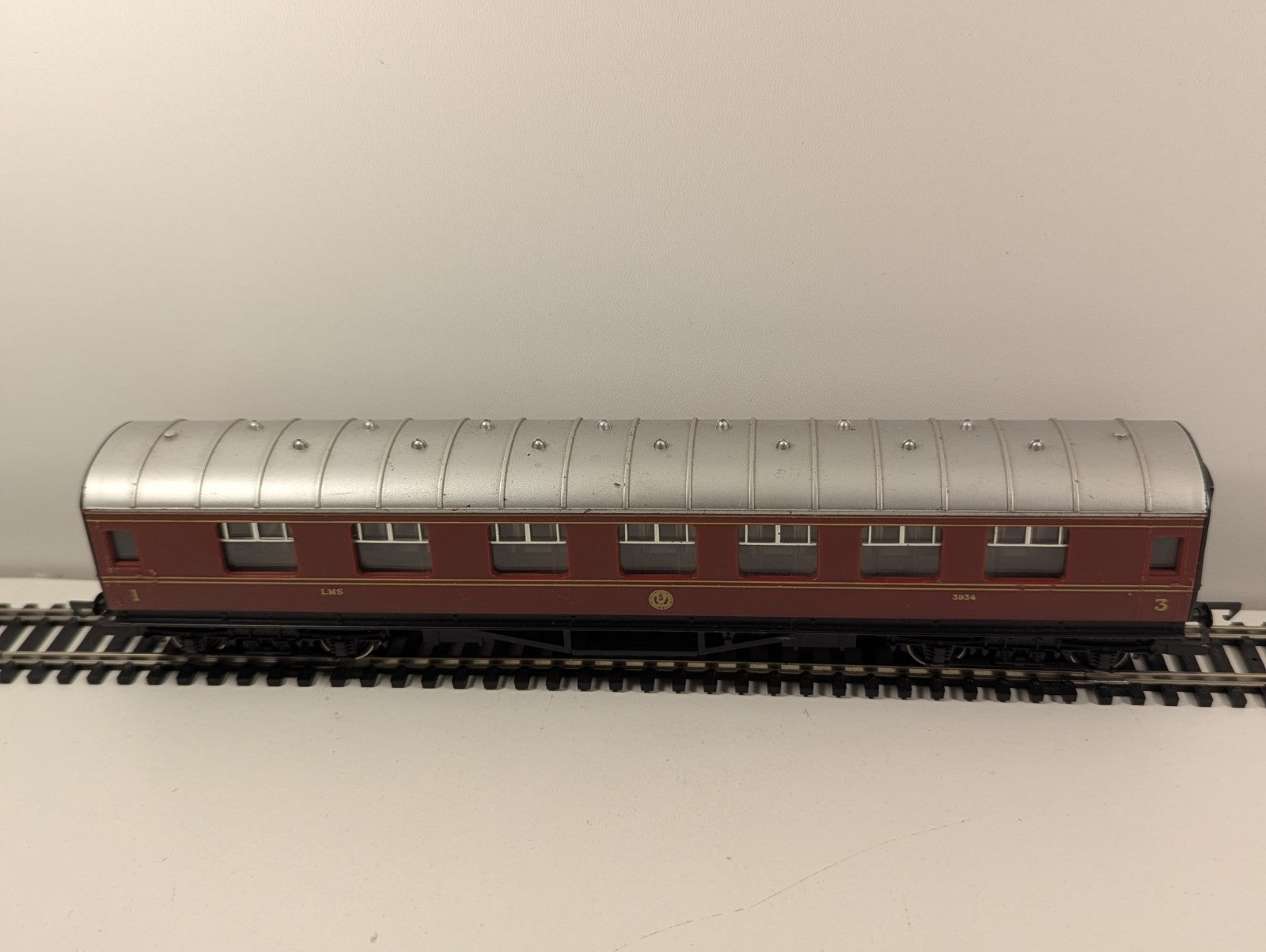 Hornby R433 OO LMS Stanier Composite Coach 3934
