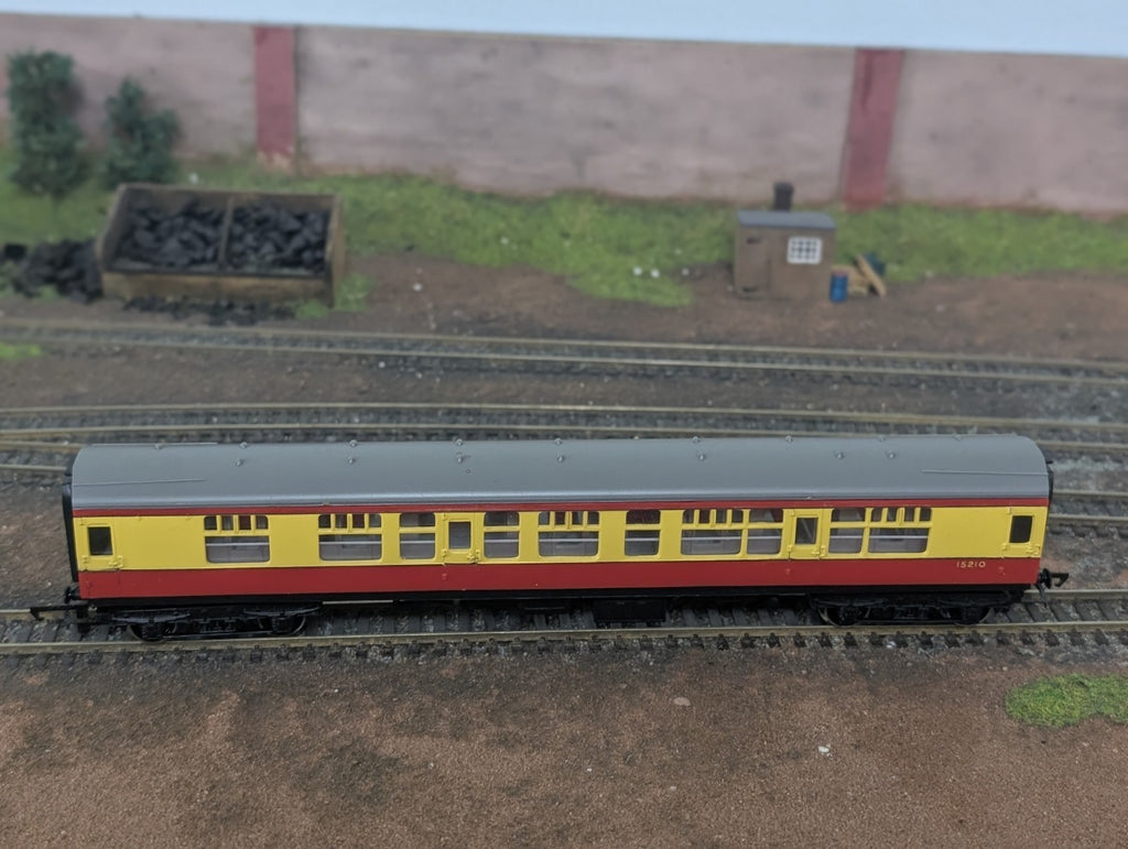 Tri-ang R626 OO Gauge BR Mk1 Composite Corridor Coach M15210 Crimson & Cream