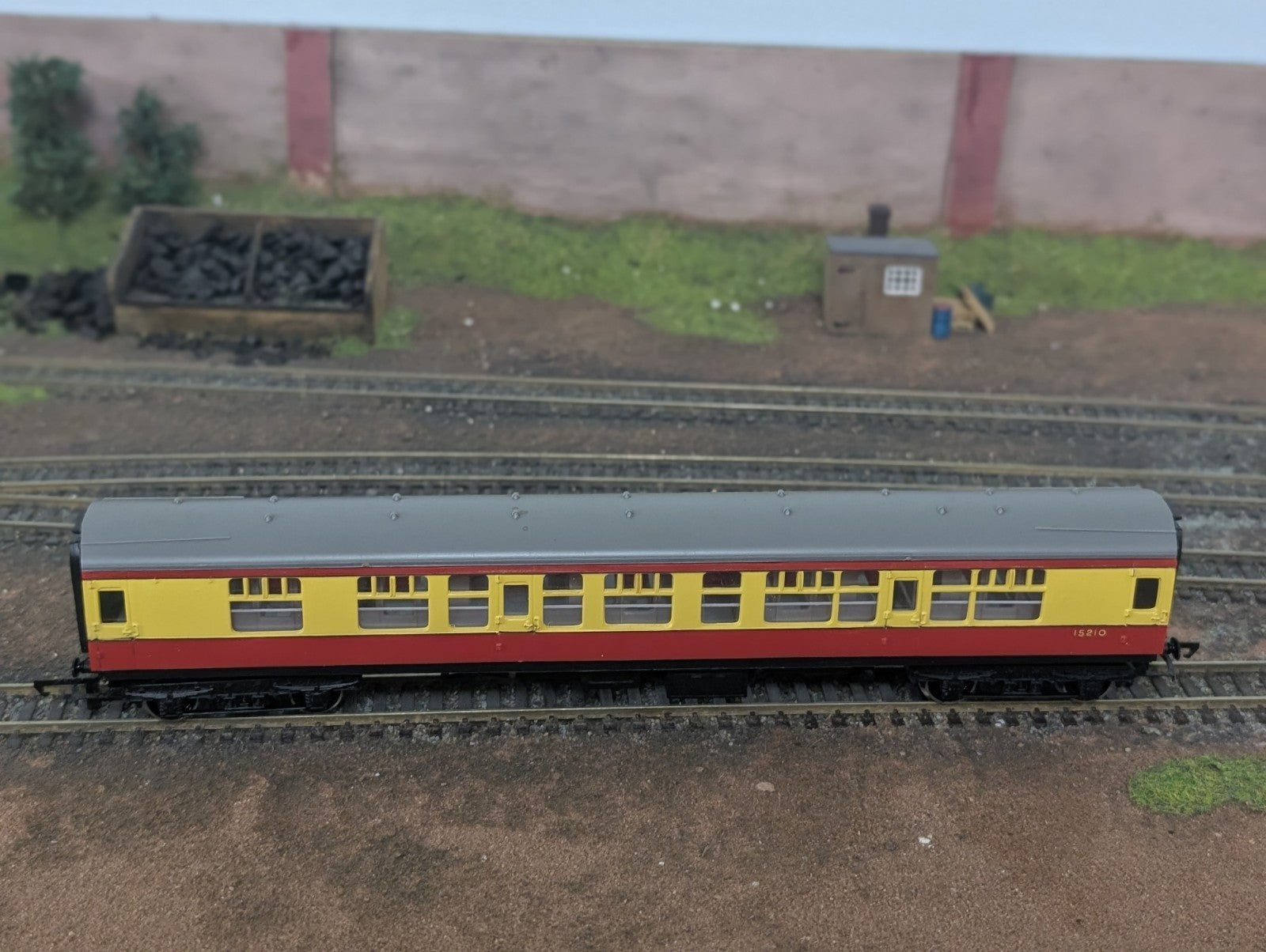 Tri-ang R626 OO Gauge BR Mk1 Composite Corridor Coach M15210 Crimson & Cream