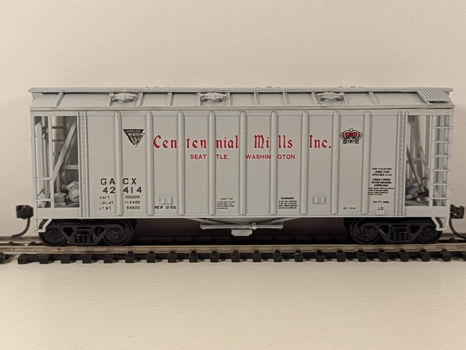 Walthers 39ft Single-Bay Airslide Covered Hopper – Centennial Mills Inc. #42414