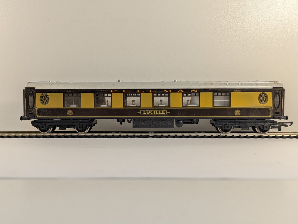 Hornby OO Gauge Pullman First Class Parlour Car "Lucille" - Missing Coupler