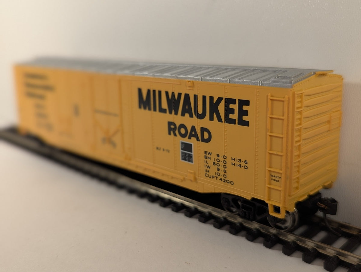 HO Gauge 50ft Box Car Milwaukee Road 56500 Milwaukee Road Yellow