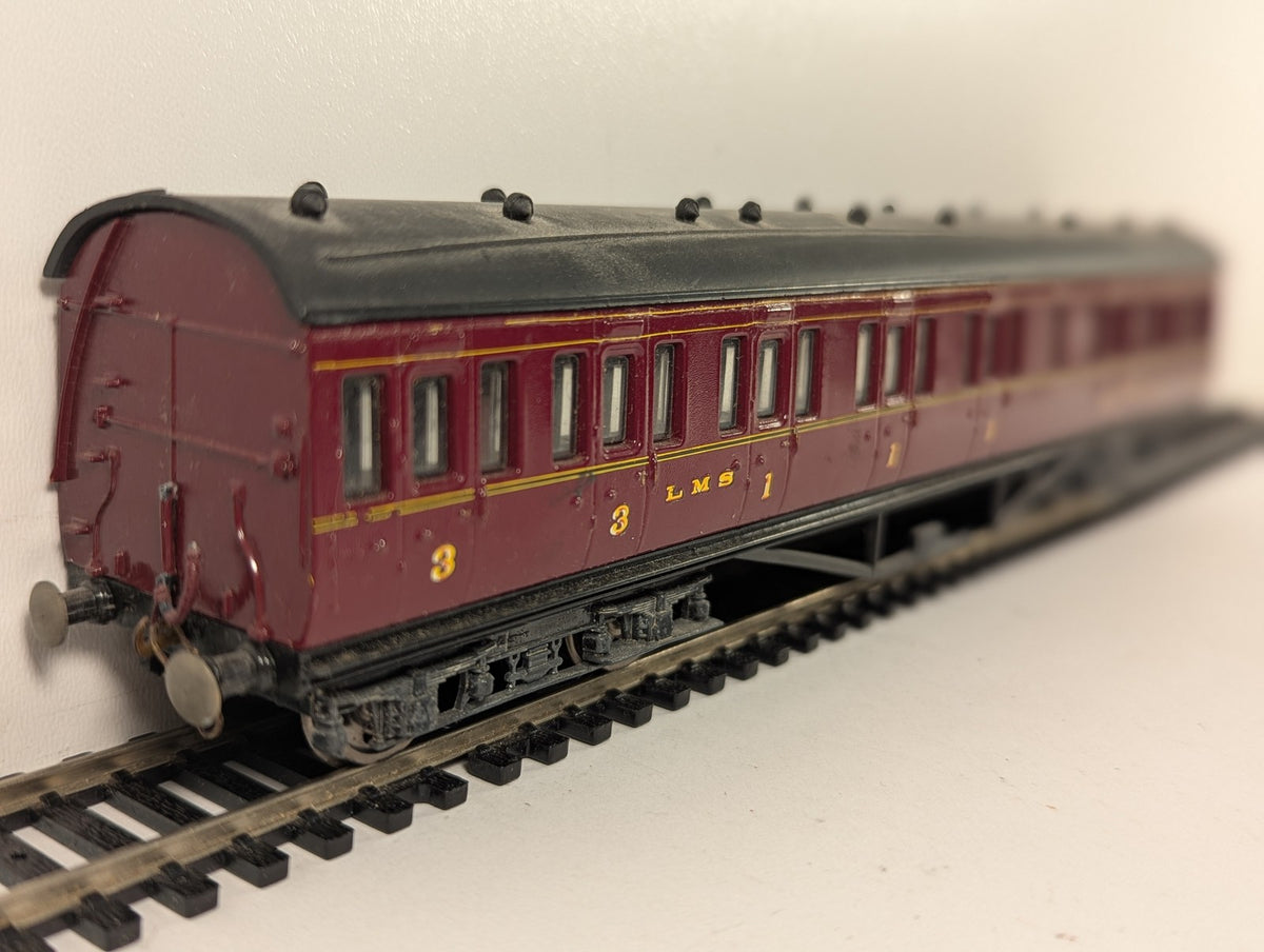 Airfix OO Gauge LMS Non-Corridor Composite Coach Passenger Coach 19278