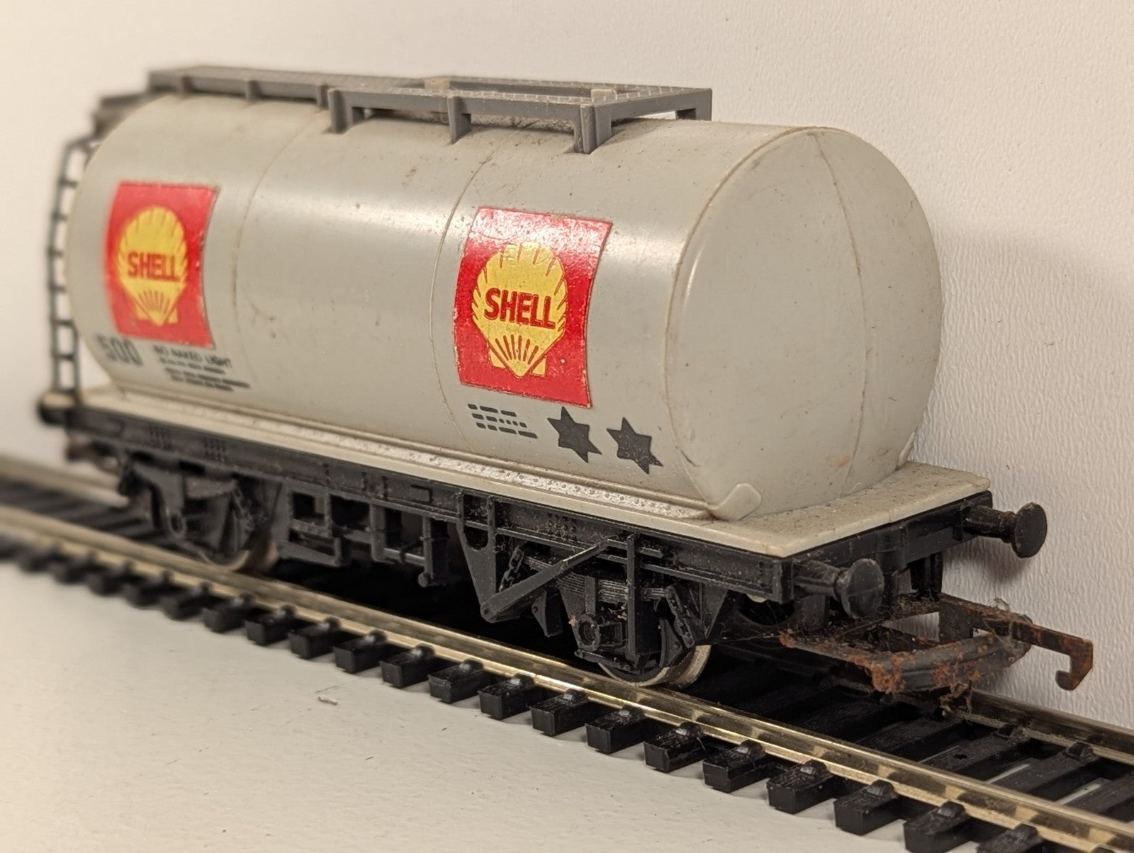 Hornby R020 OO Gauge Shell Tanker Wagon