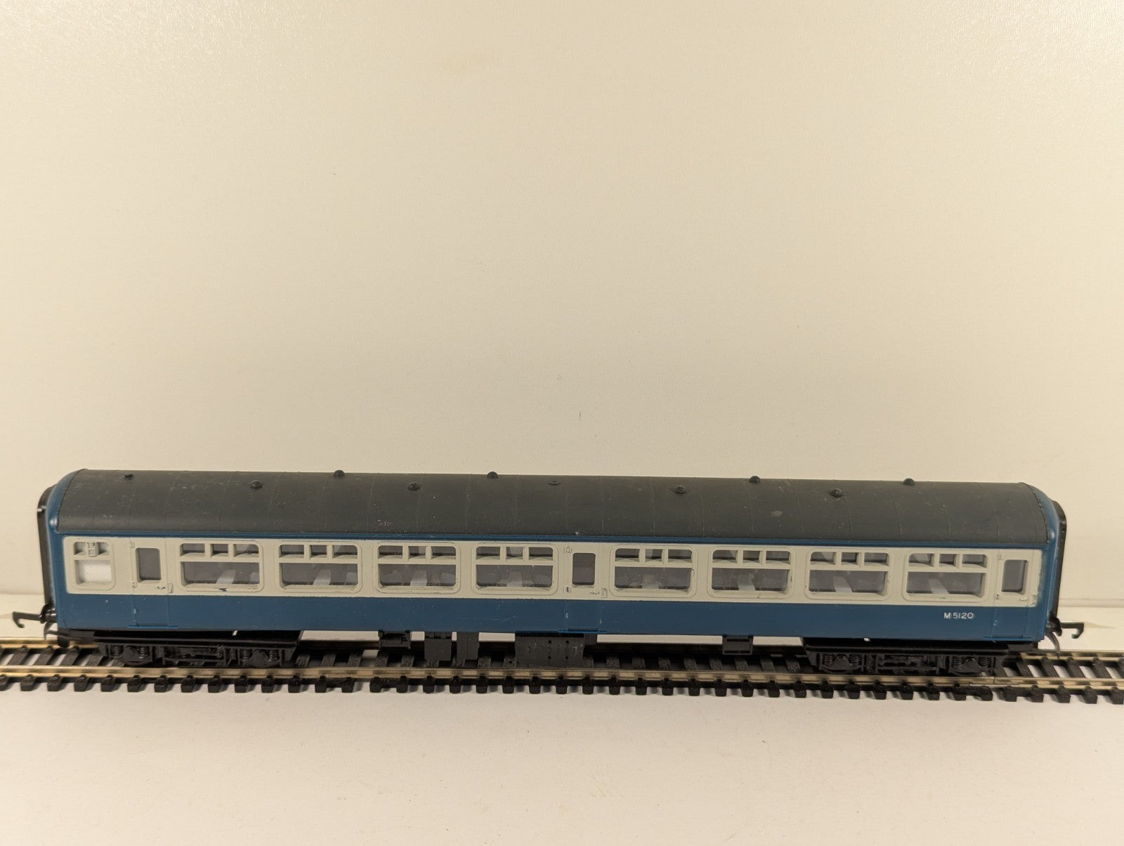 Hornby R895 OO Gauge Intercity Mk2 Tourist 2nd Open