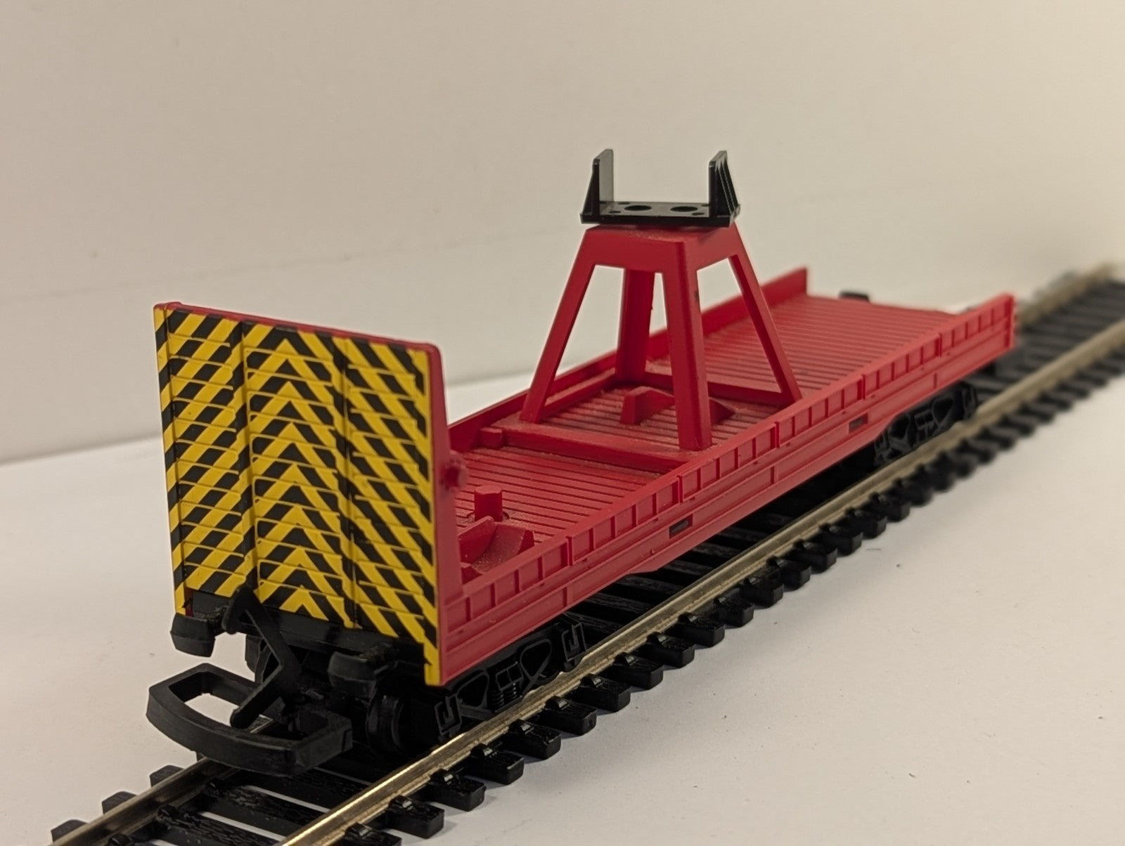 Hornby OO Gauge Bogie Crane Runner Wagon Red